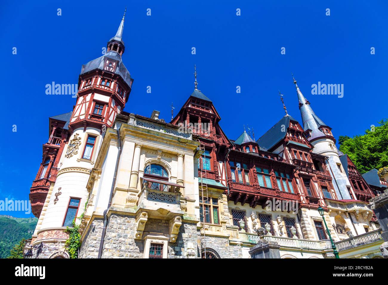 Extérieur de style alpin, néo-renaissance, à colombages Château de Peles, Sinaia, Roumanie. Banque D'Images