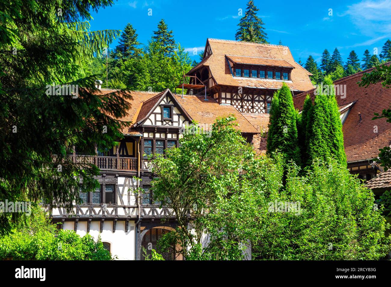 Bâtiment à colombages de style alpin au château de Peles abritant le restaurant Carol gastro Bierhaus, Sinaia, Roumanie Banque D'Images