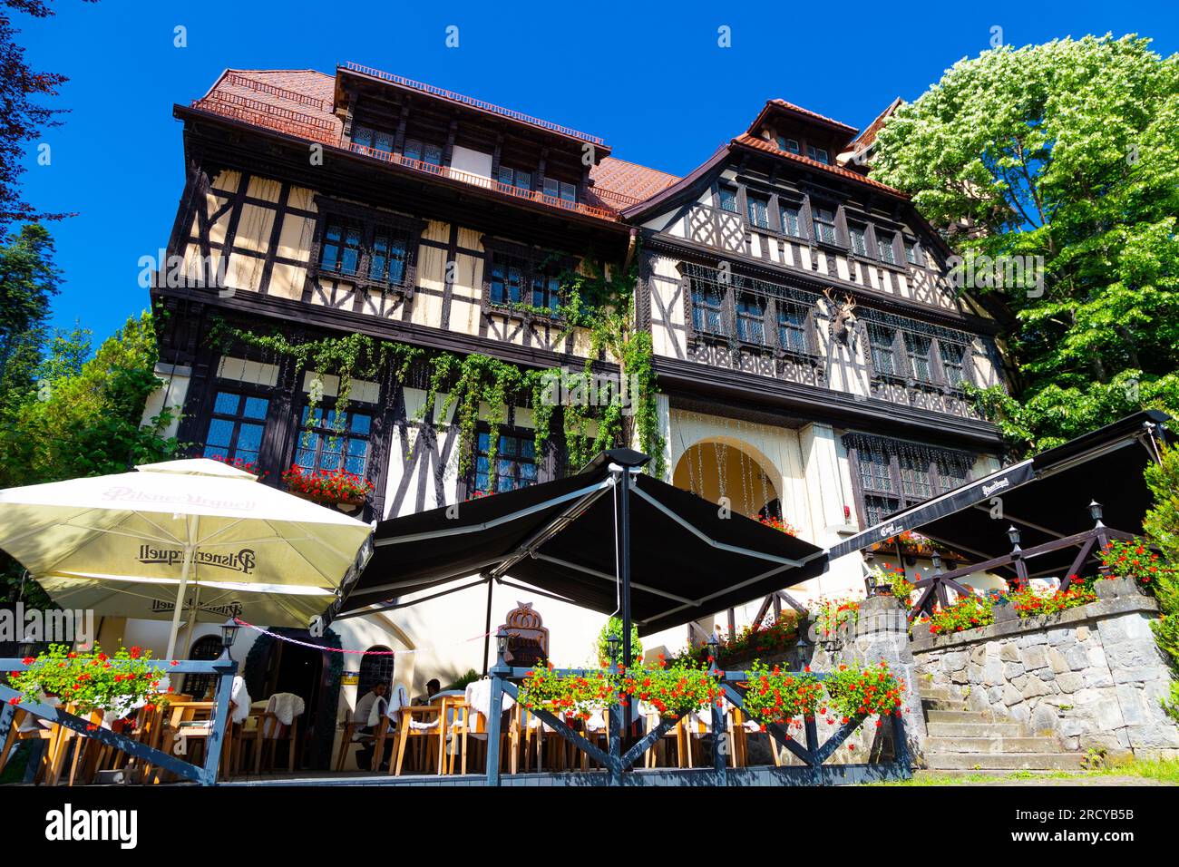 Bâtiment à colombages de style alpin au château de Peles abritant le restaurant Carol gastro Bierhaus, Sinaia, Roumanie Banque D'Images