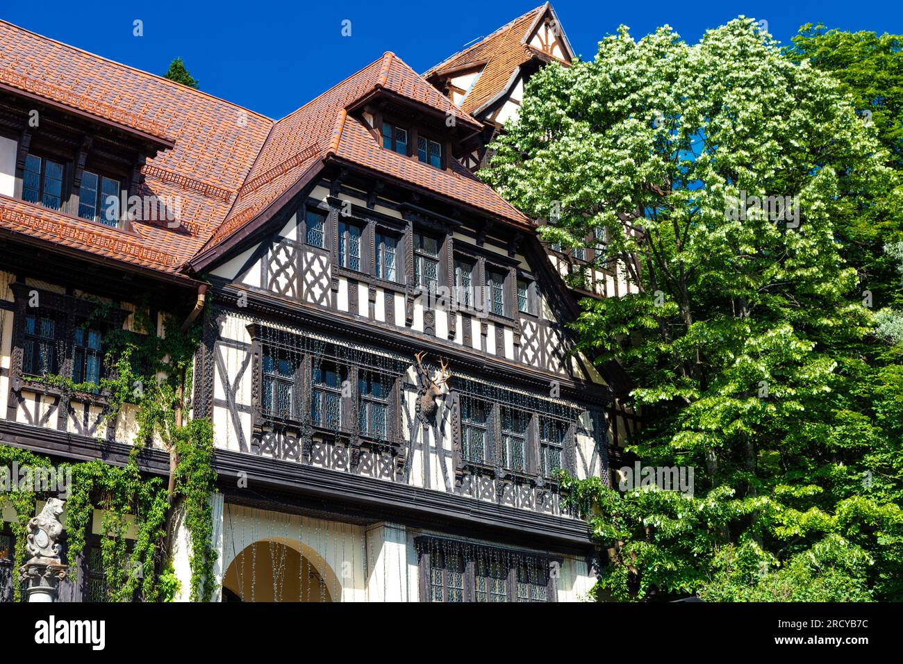 Bâtiment à colombages de style alpin au château de Peles abritant le restaurant Carol gastro Bierhaus, Sinaia, Roumanie Banque D'Images