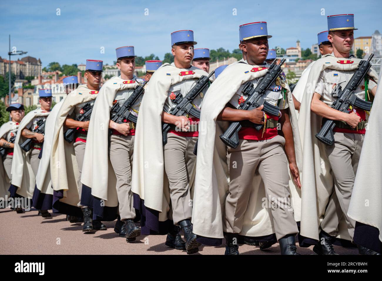 France, Lyon, 2023-07-14. Défilé des jours fériés du 14 juillet sur la place Bellecour. Banque D'Images