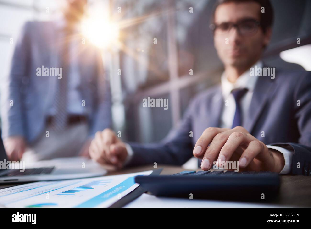 L'homme d'affaires le calcul de budgets, factures et conseiller financier à travailler. Banque D'Images