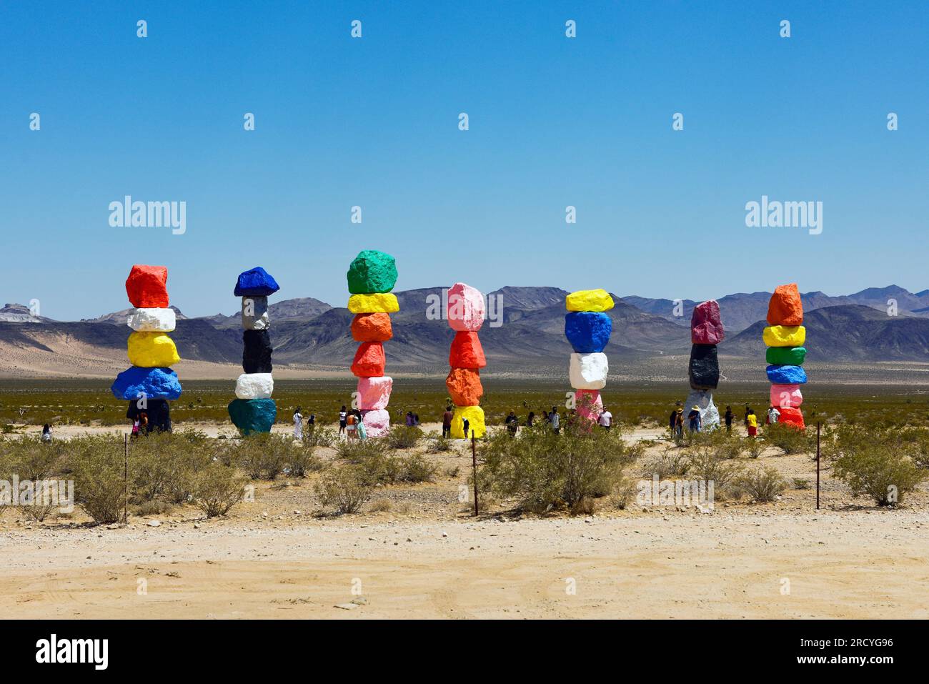 Seven Magic Mountains, une installation artistique dans le désert avec 7 totems de blocs peints jusqu'à 35 pieds. High par Ugo Rondinone. Banque D'Images