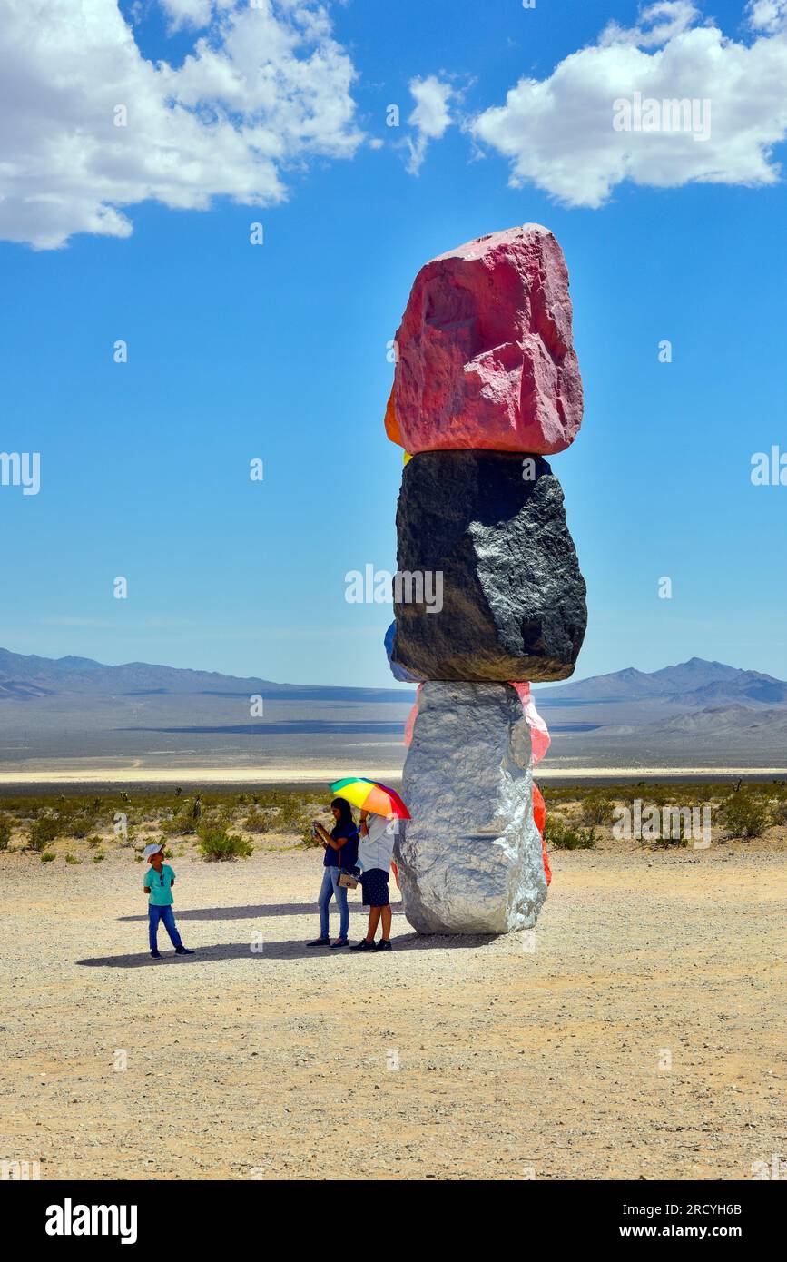 Seven Magic Mountains, une installation artistique dans le désert avec 7 totems de blocs peints jusqu'à 35 pieds. High par Ugo Rondinone. Banque D'Images