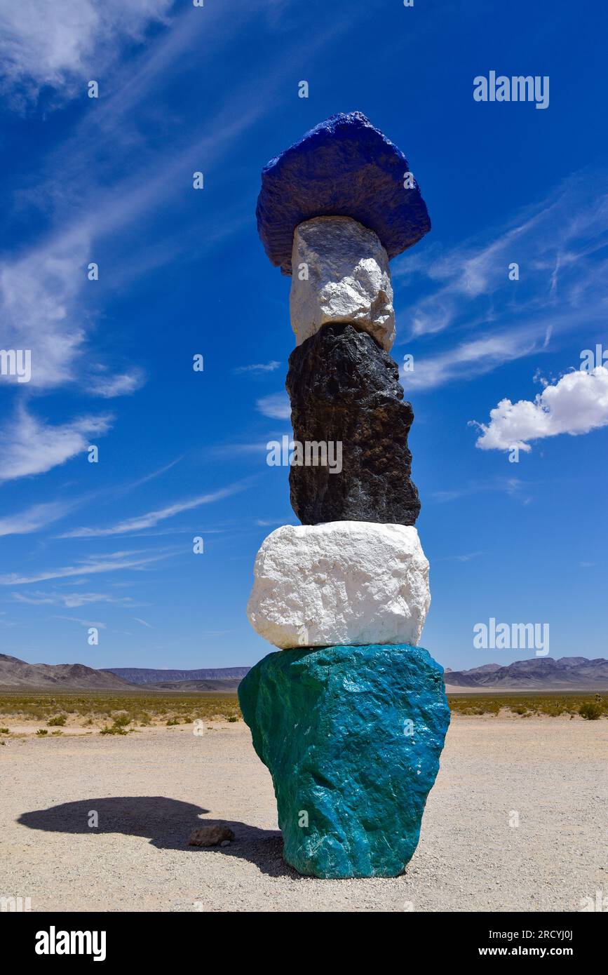Seven Magic Mountains, une installation artistique dans le désert avec 7 totems de blocs peints jusqu'à 35 pieds. High par Ugo Rondinone. Banque D'Images