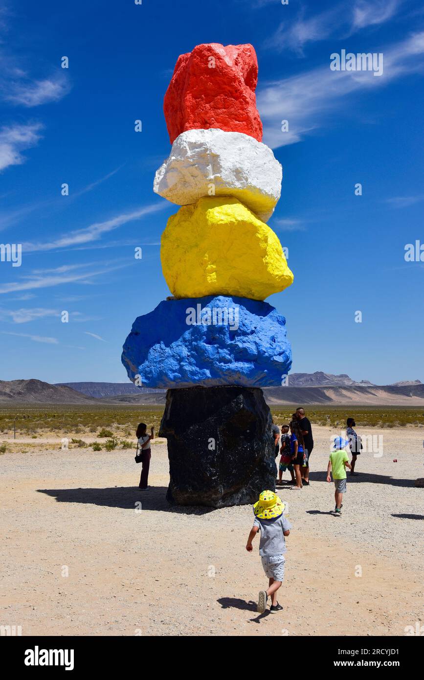 Seven Magic Mountains, une installation artistique dans le désert avec 7 totems de blocs peints jusqu'à 35 pieds. High par Ugo Rondinone. Banque D'Images