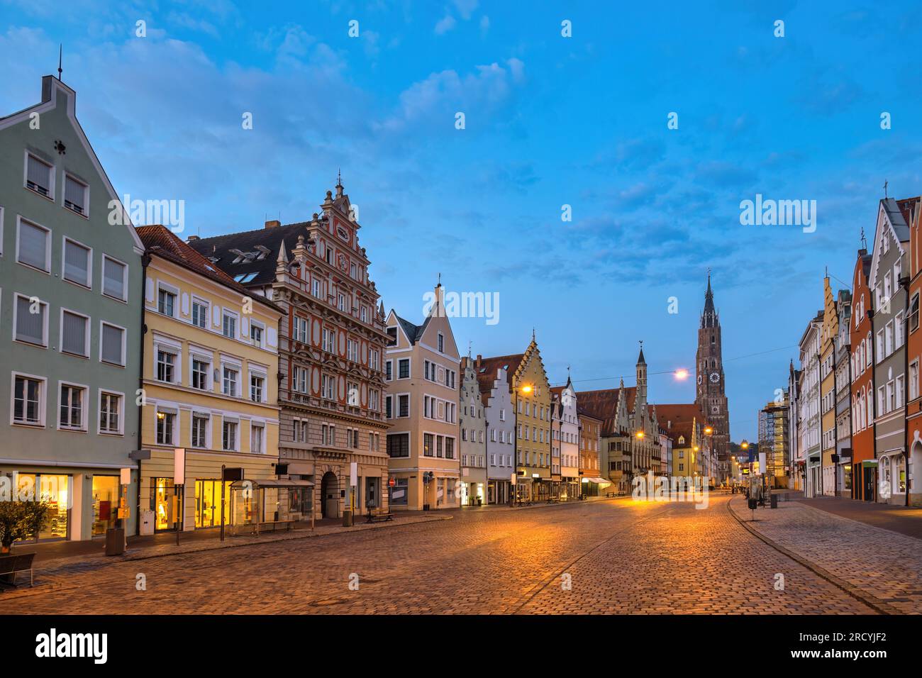 Landshut Allemagne, ville nocturne Skyline à Old Town Altstadt Street et St. L'église Martin's Church Banque D'Images