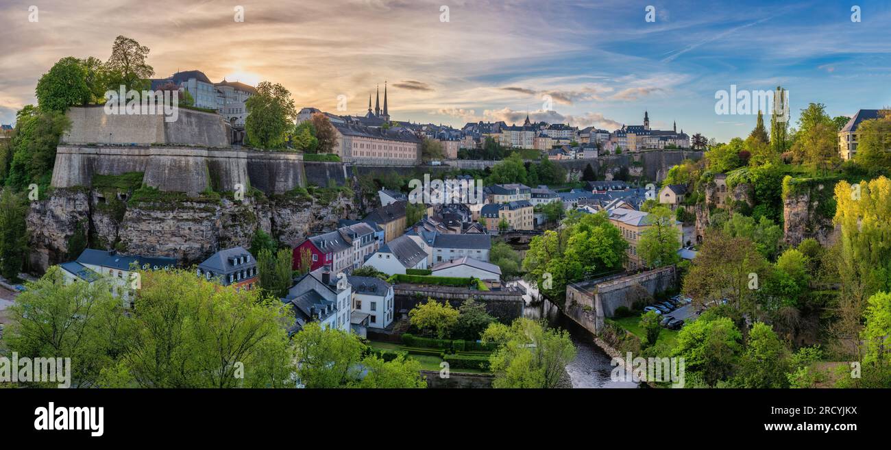 Grand-Duché de Luxembourg, horizon de la ville au coucher du soleil à Grund le long de la rivière Alzette dans la vieille ville historique de Luxembourg Banque D'Images