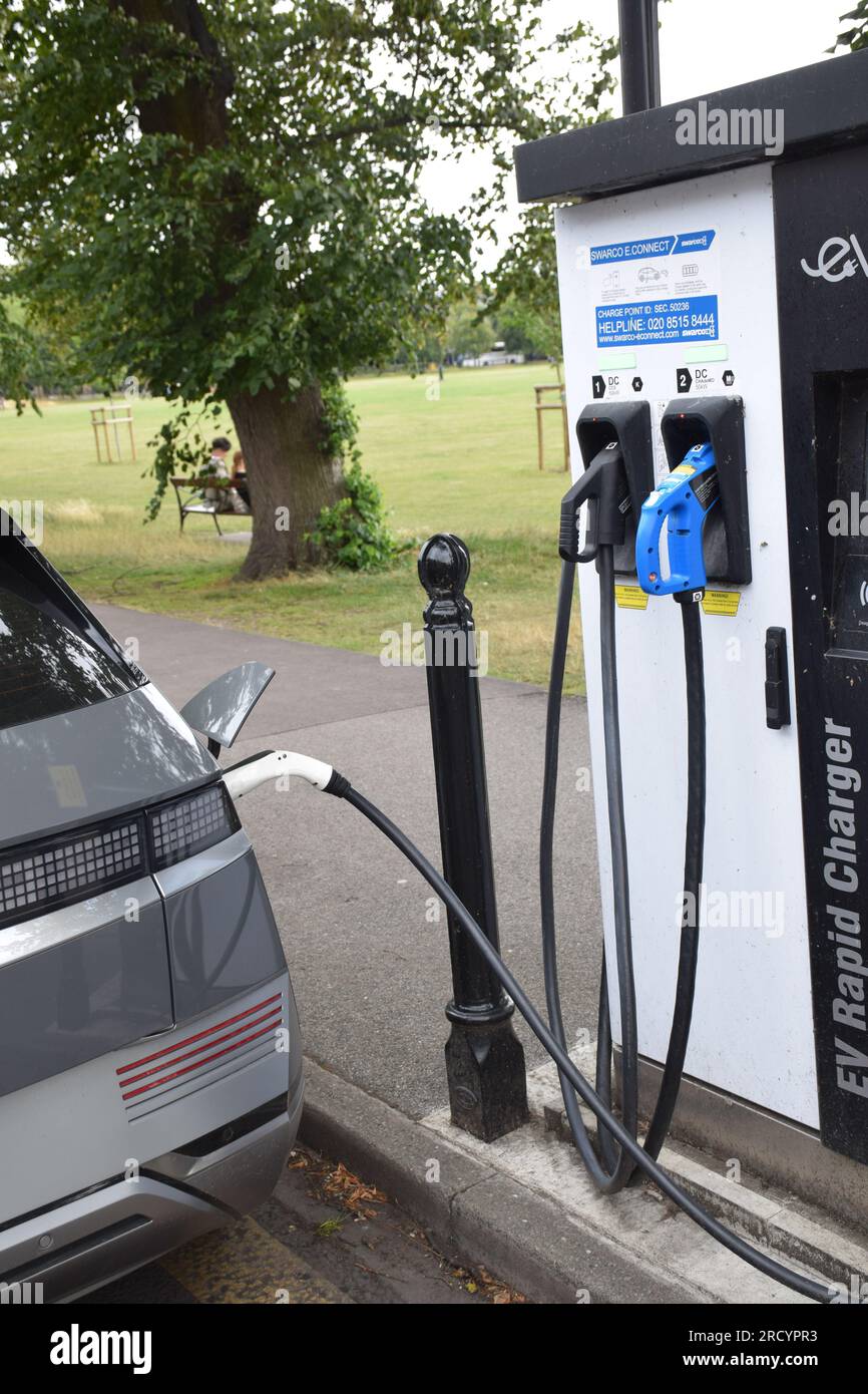 Point de recharge rapide de voiture électrique EVOLT, Cambridge UK juillet 2023 Banque D'Images