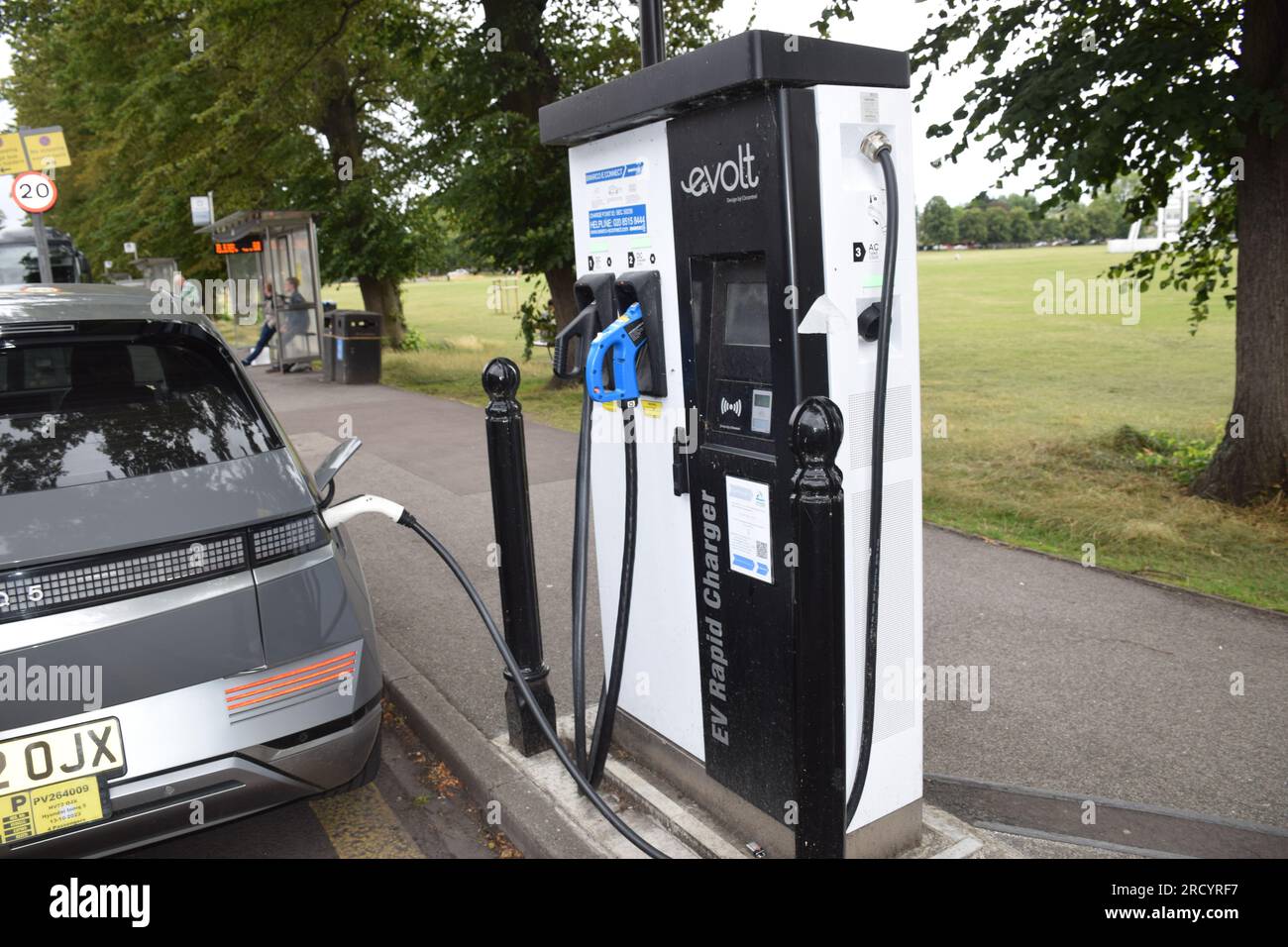 Point de recharge rapide de voiture électrique EVOLT, Cambridge UK juillet 2023 Banque D'Images