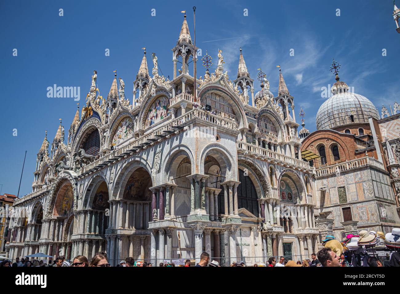 Détails de la basilique Saint-Marc ou de la basilique San Marco en italien, mosaïques dorées, sculptures complexes et statues ornent le toit de Saint-Marc Mark's. Banque D'Images