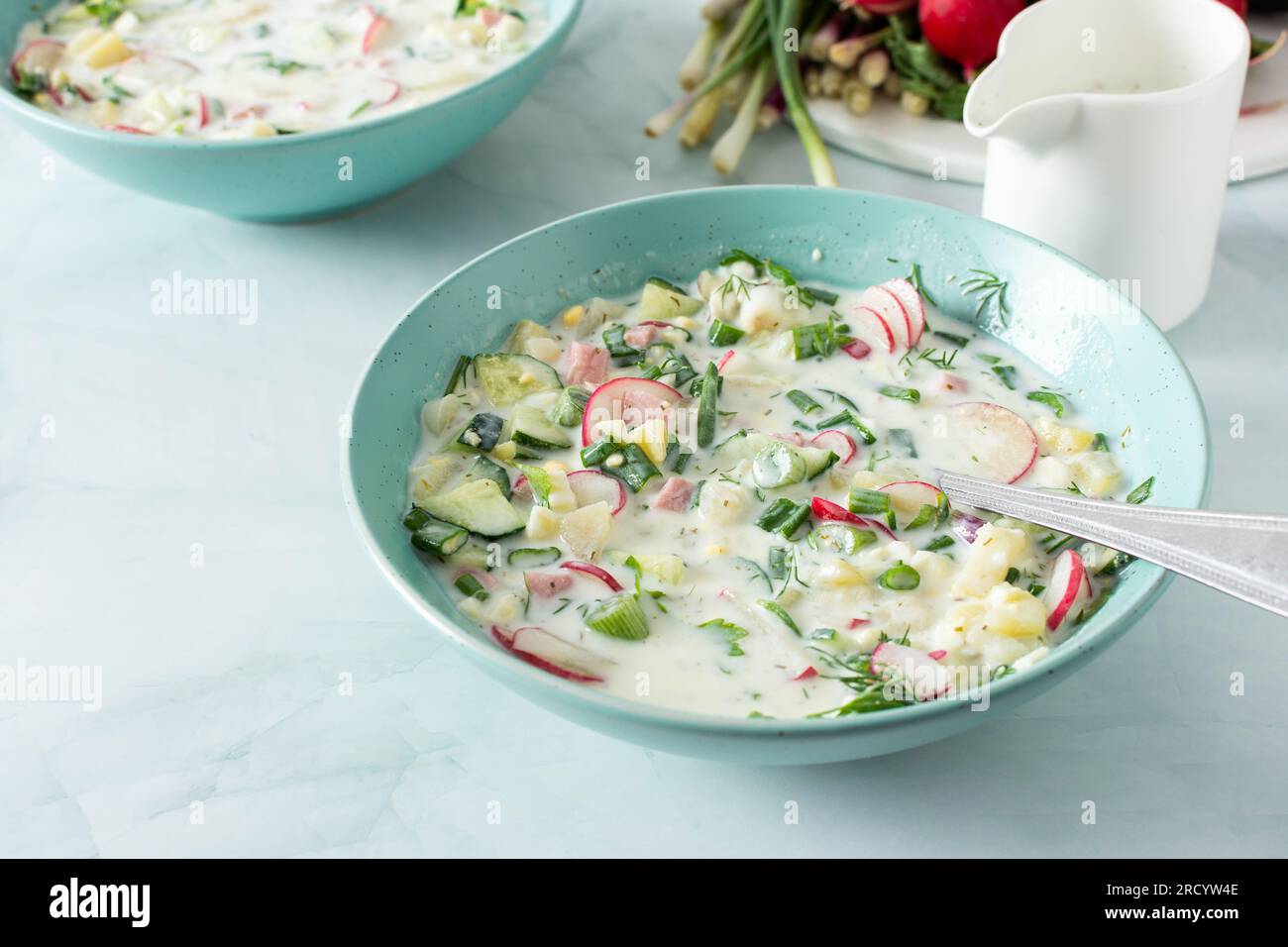 Soupe froide d'été Okroshka, soupe avec légumes et saucisses, œufs et herbes fraîches et yaourt, soupe russe traditionnelle Banque D'Images