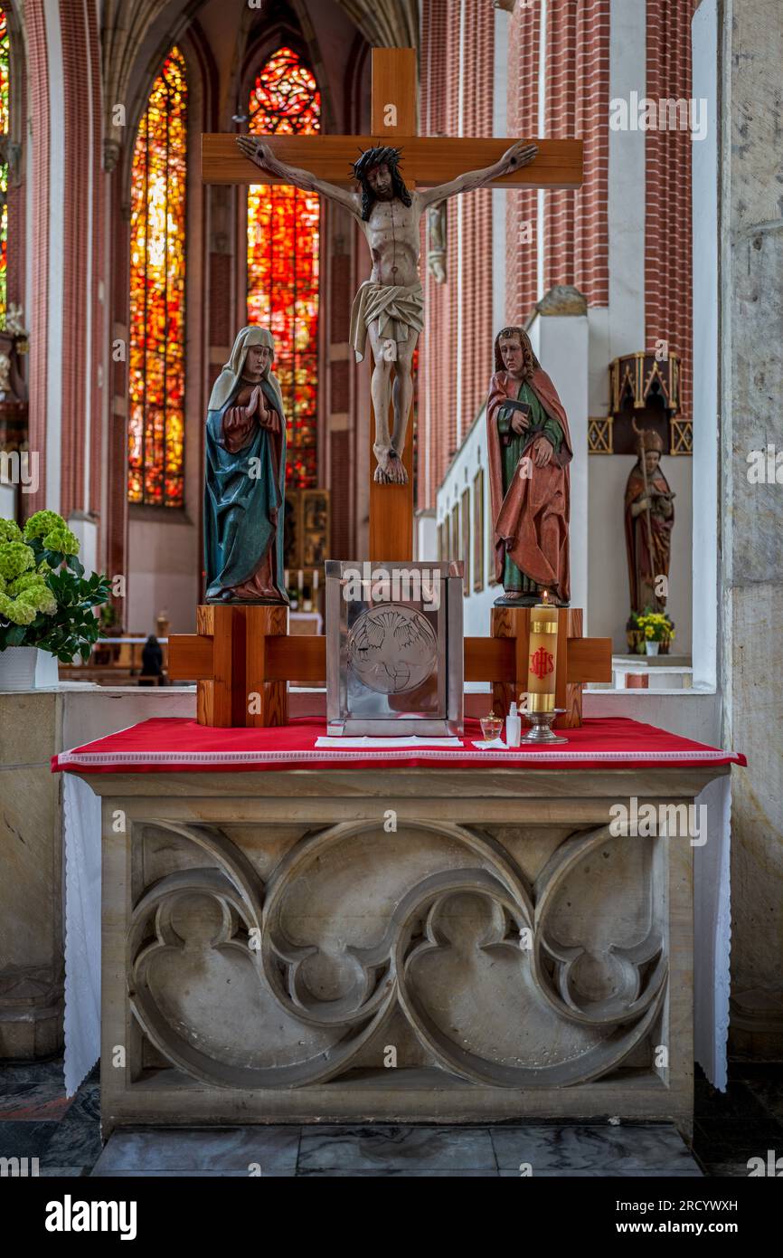 Sainte Vierge Marie sur l'église gothique Piasek Wroclaw Basse-Silésie Pologne Banque D'Images