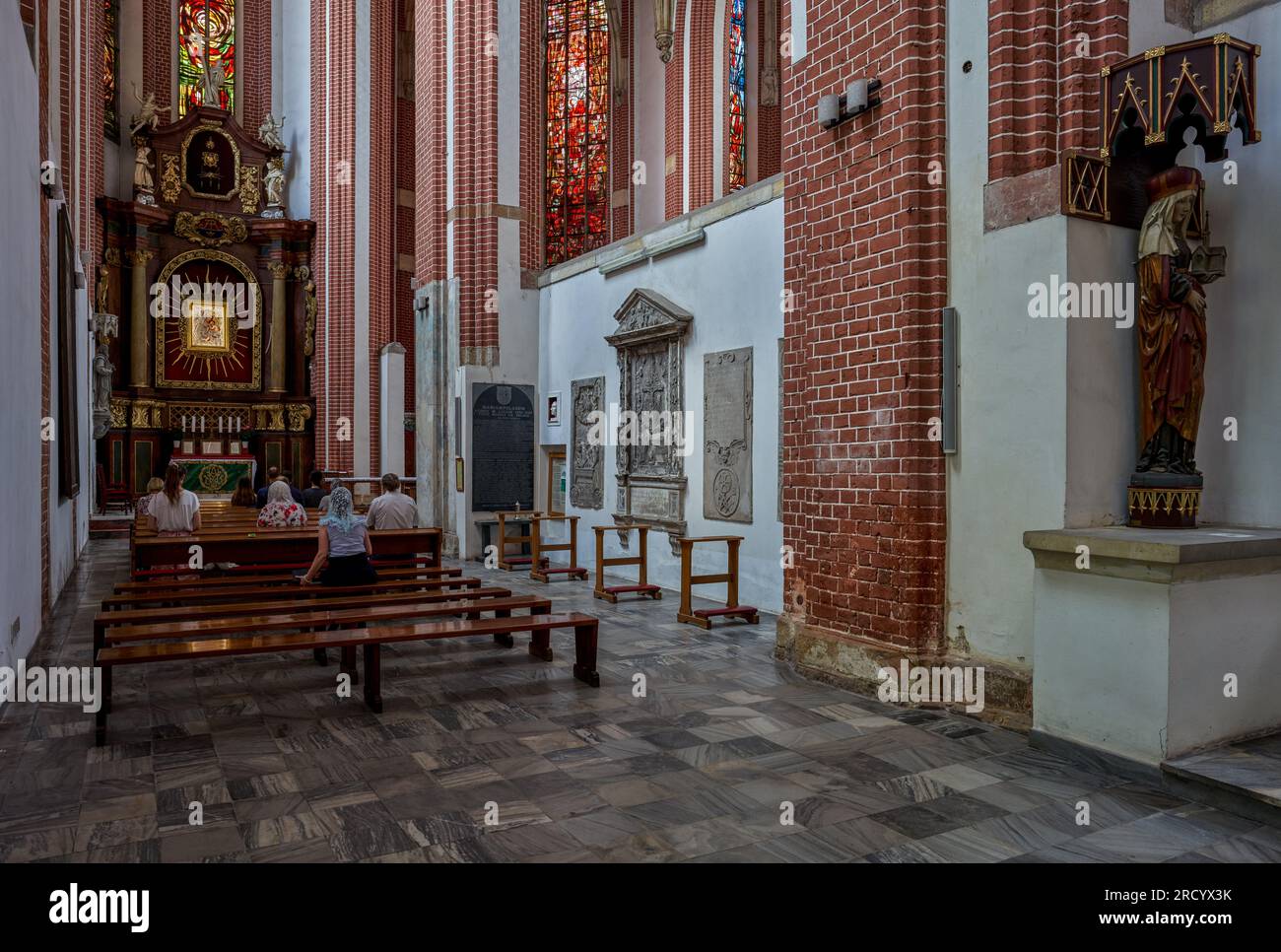 Sainte Vierge Marie sur l'église gothique Piasek Wroclaw Basse-Silésie Pologne Banque D'Images
