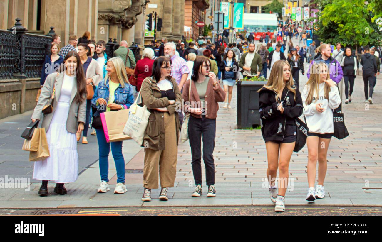 Glasgow, Écosse, Royaume-Uni 17 juillet 2023. UK Météo : temps chaud et humide et une sensation générale de dystopie ont vu les gens prendre les rues de la ville. Sur le mile de style de scotland buchanan Street. Crédit Gerard Ferry/Alamy Live News Banque D'Images