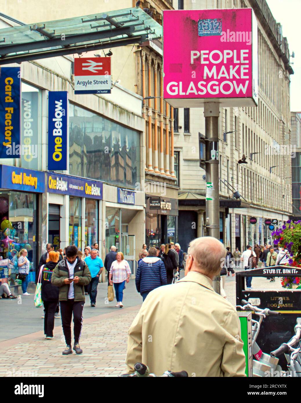 Glasgow, Écosse, Royaume-Uni 17 juillet 2023. UK Météo : temps chaud et humide et une sensation générale de dystopie ont vu les gens prendre les rues de la ville. Shopping sur Argyle Street. Crédit Gerard Ferry/Alamy Live News Banque D'Images