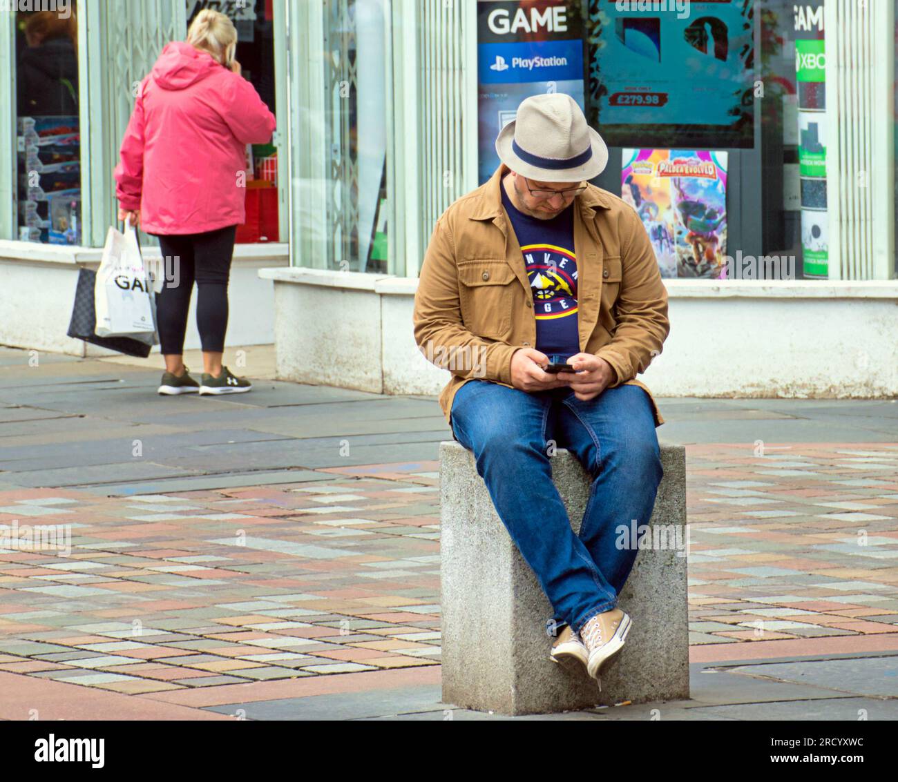 Glasgow, Écosse, Royaume-Uni 17 juillet 2023. UK Météo : temps chaud et humide et une sensation générale de dystopie ont vu les gens prendre les rues de la ville. Shopping sur Argyle Street. Crédit Gerard Ferry/Alamy Live News Banque D'Images
