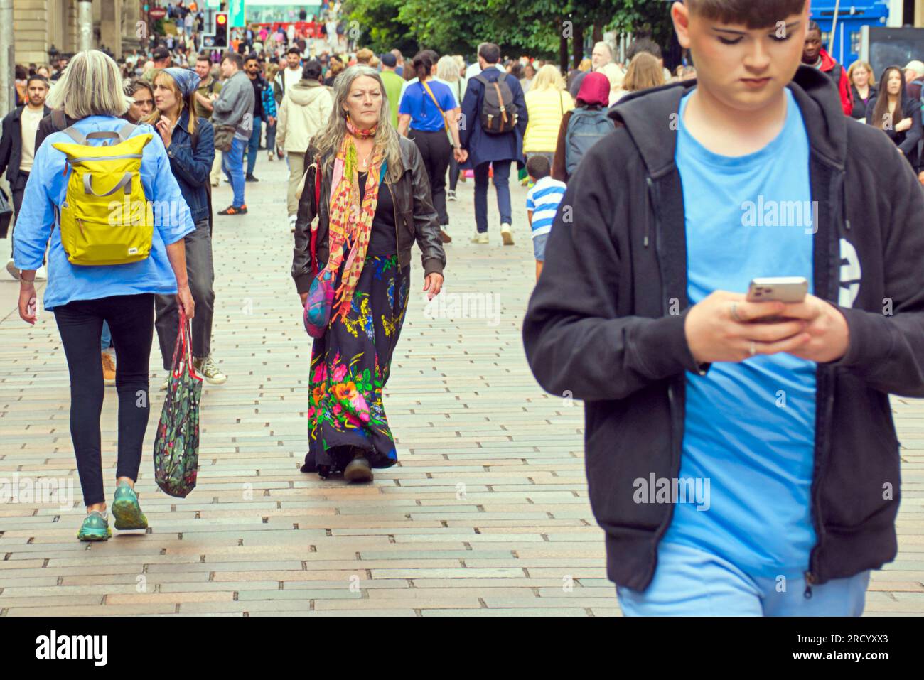 Glasgow, Écosse, Royaume-Uni 17 juillet 2023. UK Météo : temps chaud et humide et une sensation générale de dystopie ont vu les gens prendre les rues de la ville. Sur le mile de style de scotland buchanan Street. Crédit Gerard Ferry/Alamy Live News Banque D'Images