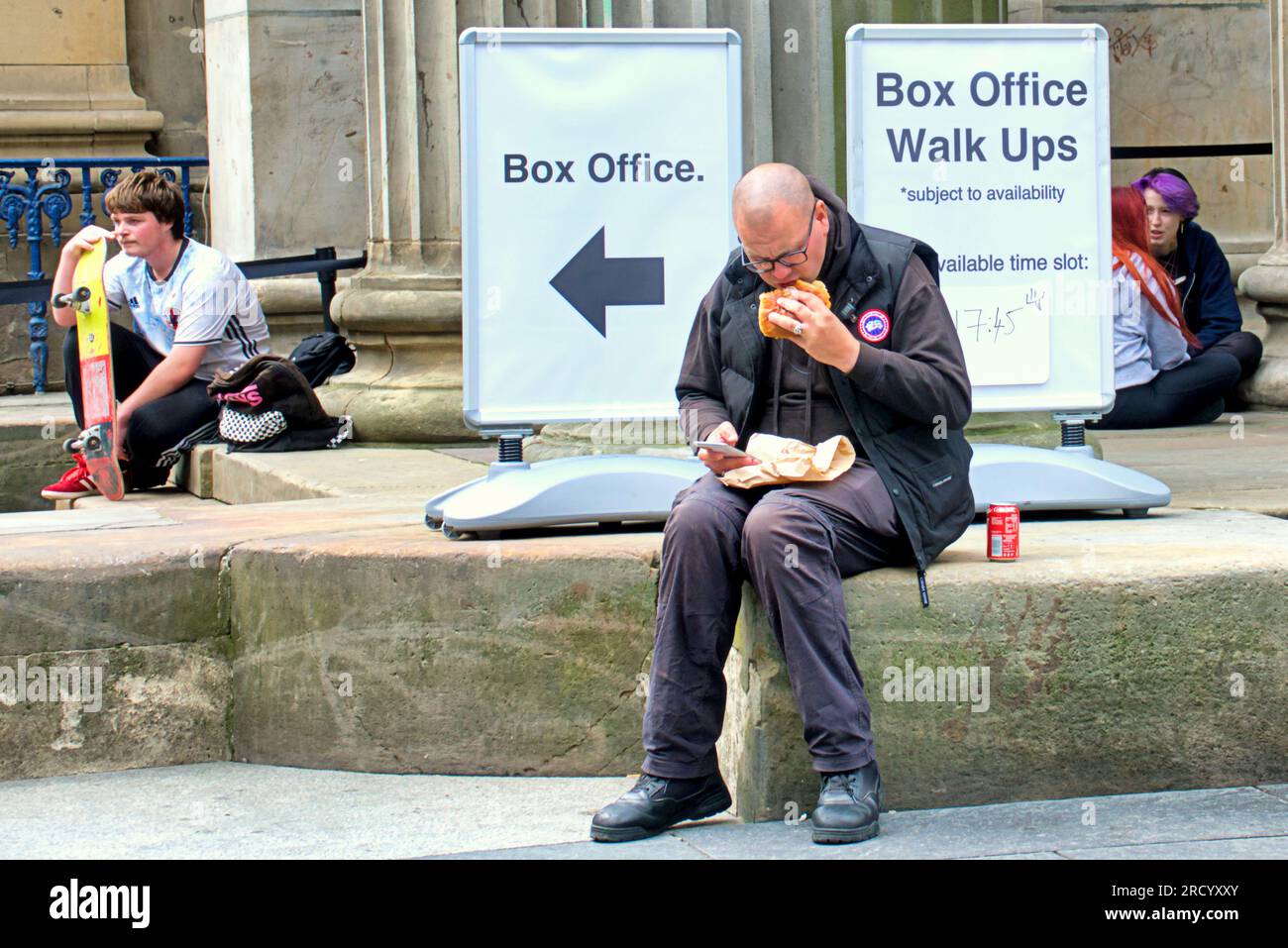 Glasgow, Écosse, Royaume-Uni 17 juillet 2023. UK Météo : temps chaud et humide et une sensation générale de dystopie ont vu les gens prendre les rues de la ville. En dehors de l'exposition Banksy couper et courir. Crédit Gerard Ferry/Alamy Live News Banque D'Images