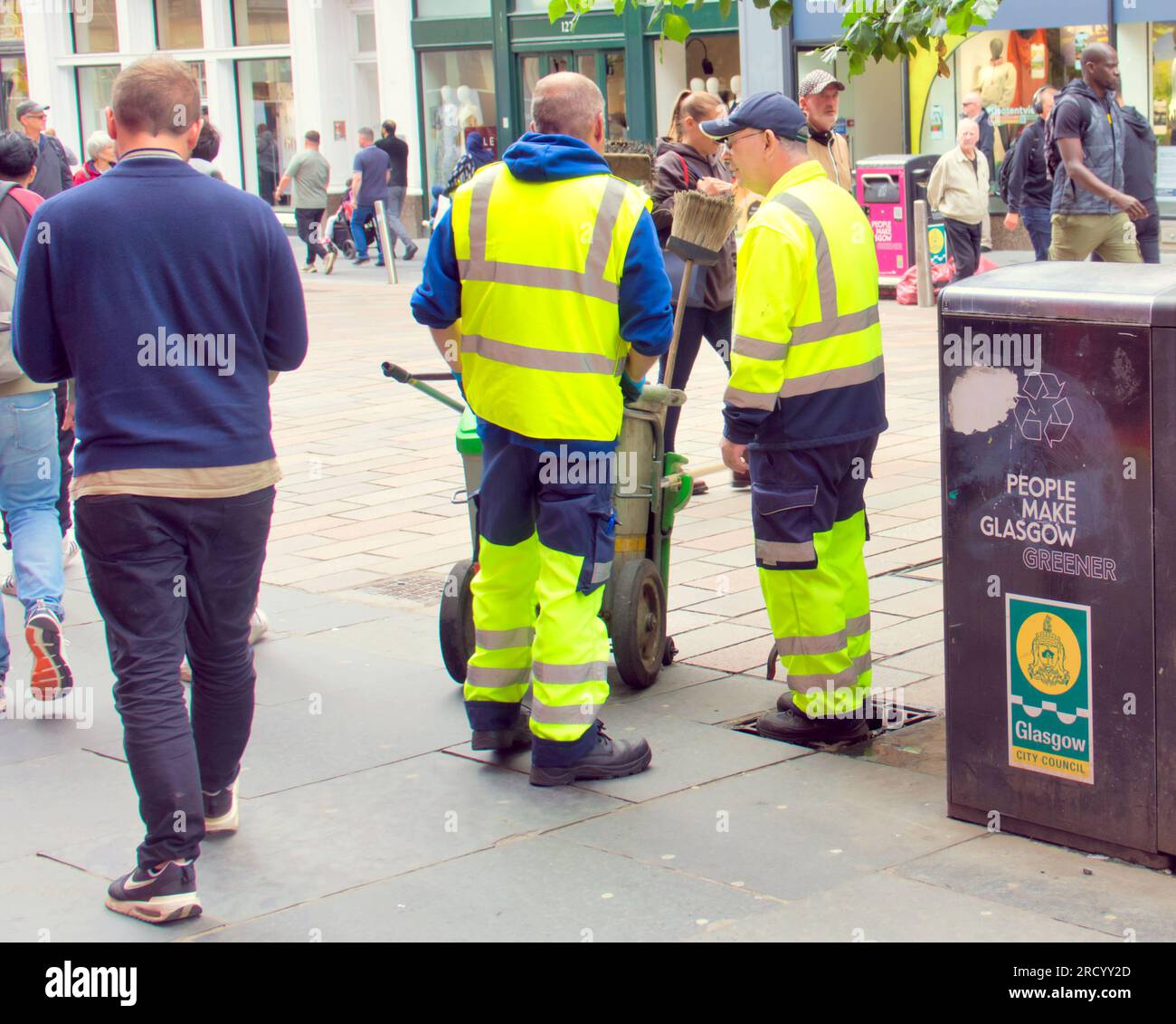 Glasgow, Écosse, Royaume-Uni 17 juillet 2023. UK Météo : temps chaud et humide et une sensation générale de dystopie ont vu les gens prendre les rues de la ville. Sur le mile de style de scotland buchanan Street. Crédit Gerard Ferry/Alamy Live News Banque D'Images