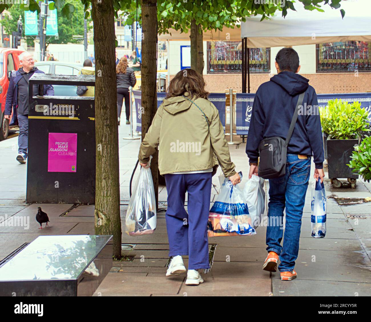 Glasgow, Écosse, Royaume-Uni 17 juillet 2023. UK Météo : temps chaud et humide et une sensation générale de dystopie ont vu les gens prendre les rues de la ville. Touristes sur St vincent place. Crédit Gerard Ferry/Alamy Live News Banque D'Images