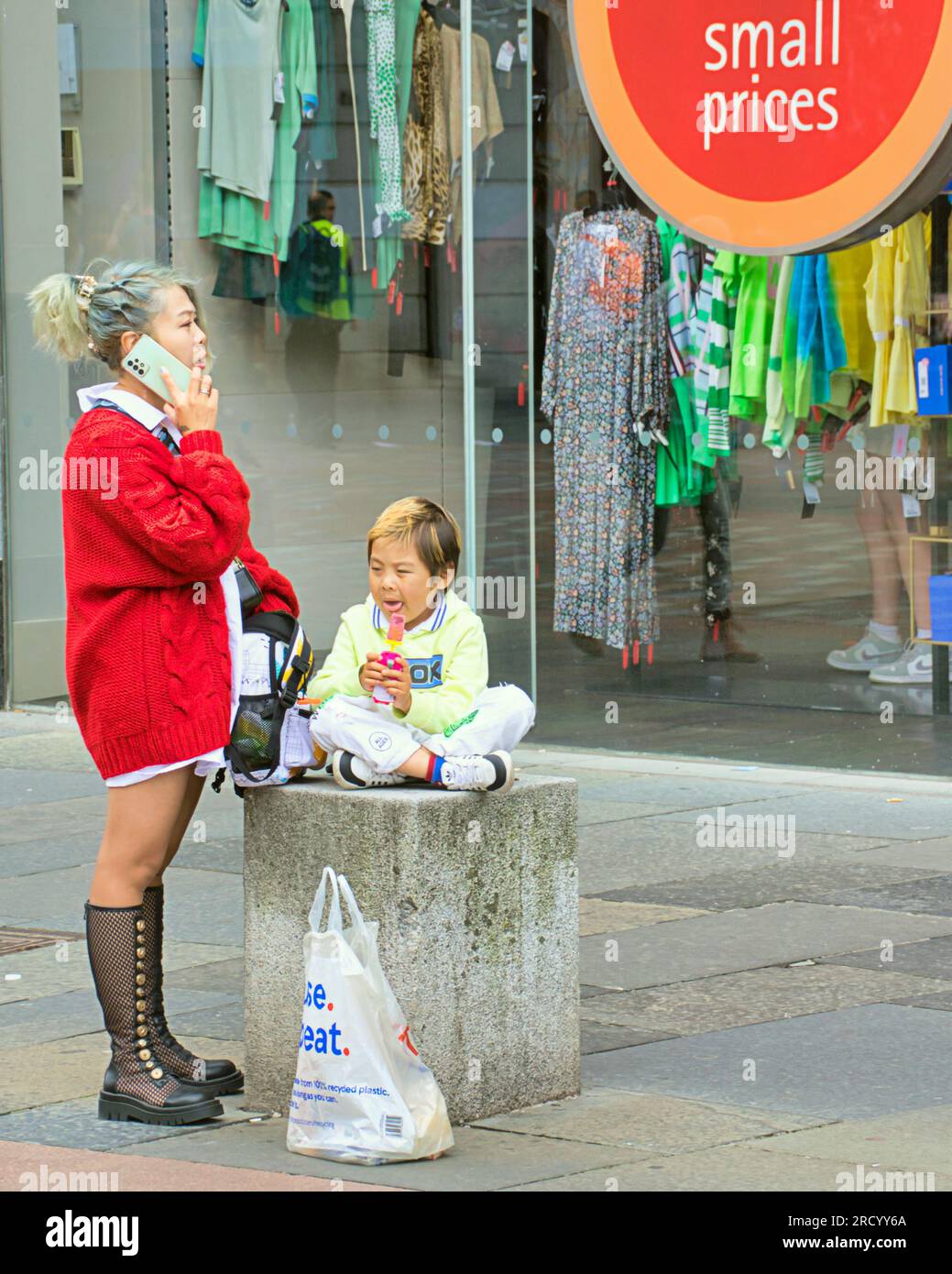 Glasgow, Écosse, Royaume-Uni 17 juillet 2023. UK Météo : temps chaud et humide et une sensation générale de dystopie ont vu les gens prendre les rues de la ville. Shopping sur Argyle Street. Crédit Gerard Ferry/Alamy Live News Banque D'Images