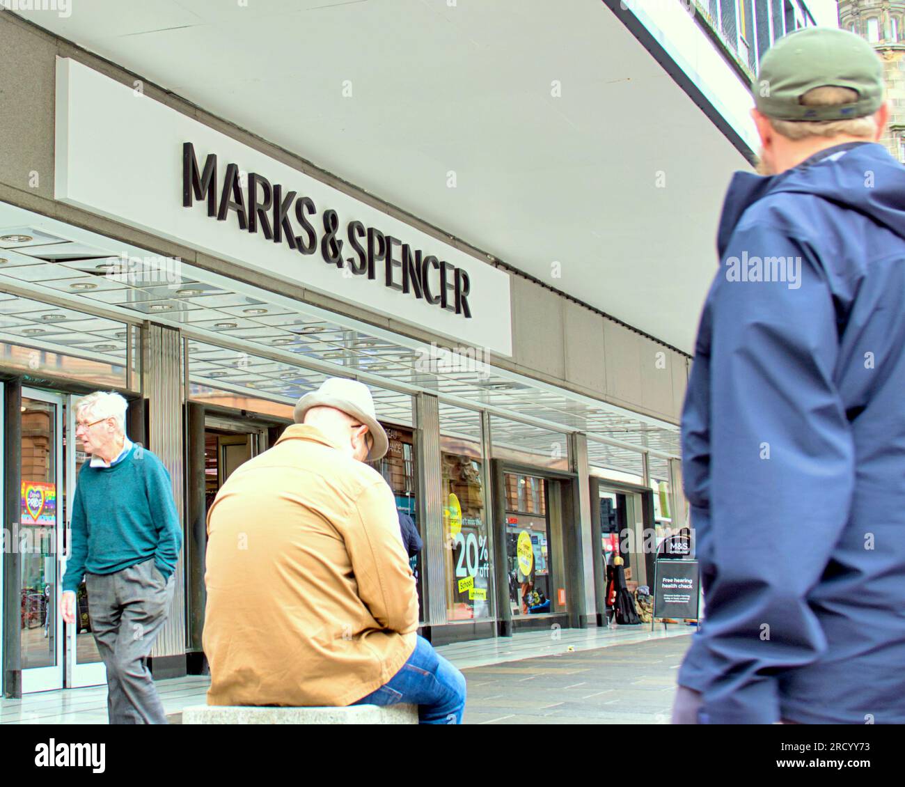 Glasgow, Écosse, Royaume-Uni 17 juillet 2023. UK Météo : temps chaud et humide et une sensation générale de dystopie ont vu les gens prendre les rues de la ville. Shopping sur Argyle Street. Crédit Gerard Ferry/Alamy Live News Banque D'Images