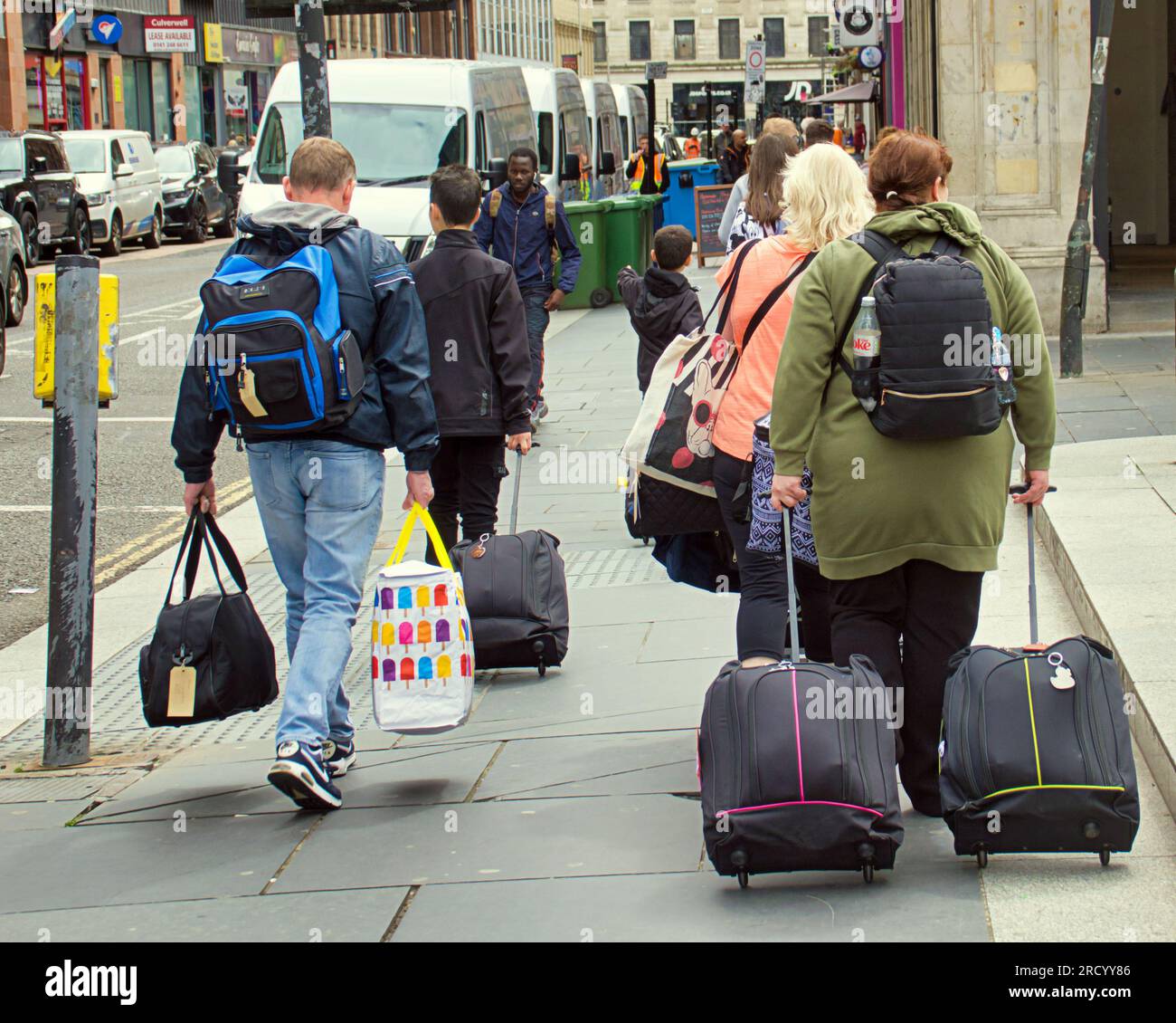 Glasgow, Écosse, Royaume-Uni 17 juillet 2023. UK Météo : temps chaud et humide et une sensation générale de dystopie ont vu les gens prendre les rues de la ville. En dehors de l'exposition Banksy couper et courir. Crédit Gerard Ferry/Alamy Live News Banque D'Images