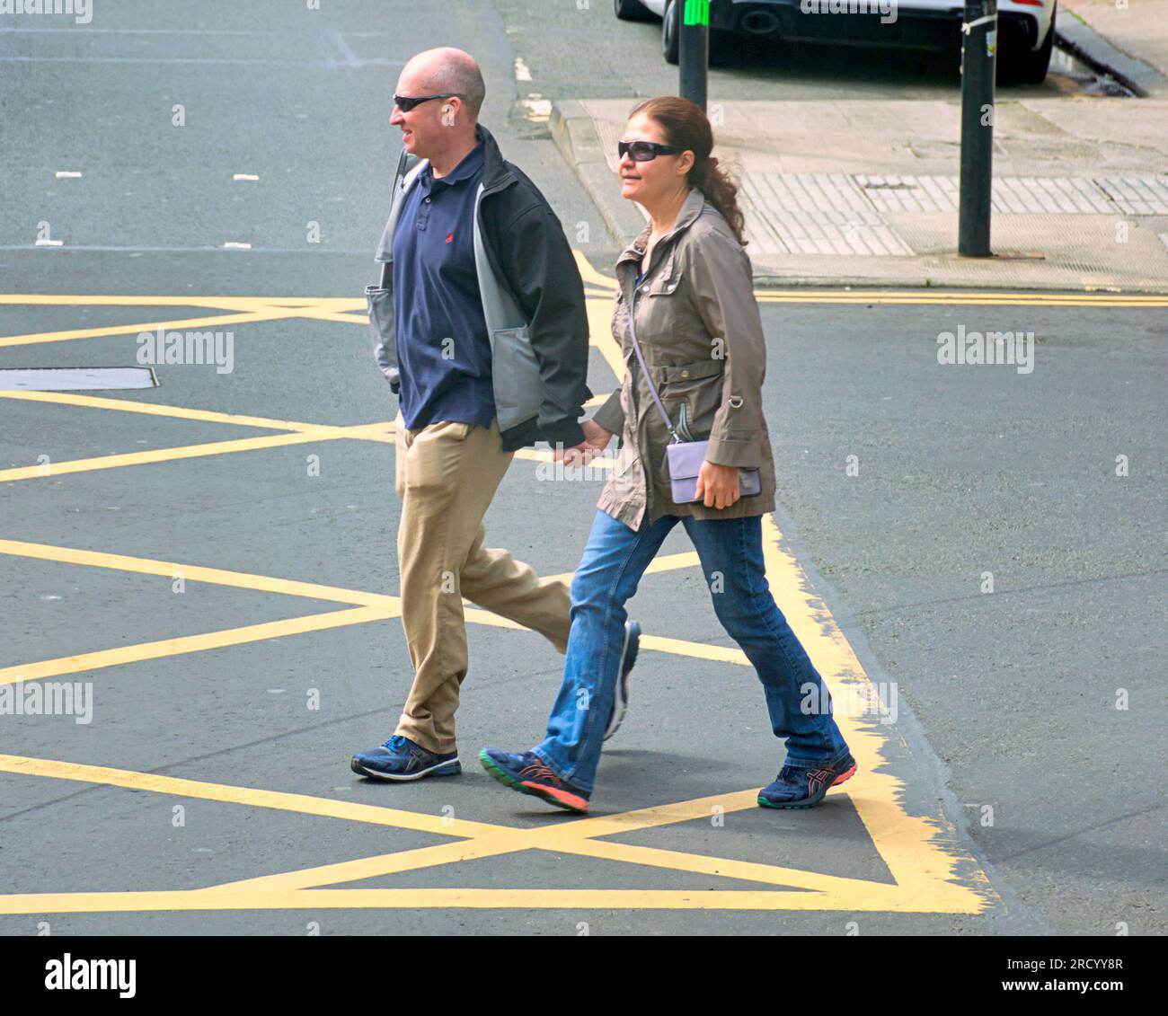 Glasgow, Écosse, Royaume-Uni 17 juillet 2023. UK Météo : temps chaud et humide et une sensation générale de dystopie ont vu les gens prendre les rues de la ville. Touristes sur St vincent place. Crédit Gerard Ferry/Alamy Live News Banque D'Images