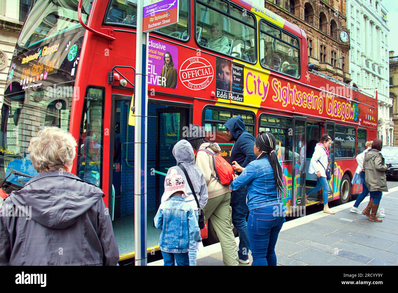 Glasgow, Écosse, Royaume-Uni 17 juillet 2023. UK Météo : temps chaud et humide et une sensation générale de dystopie ont vu les gens prendre les rues de la ville. Touristes sur St vincent place. Crédit Gerard Ferry/Alamy Live News Banque D'Images
