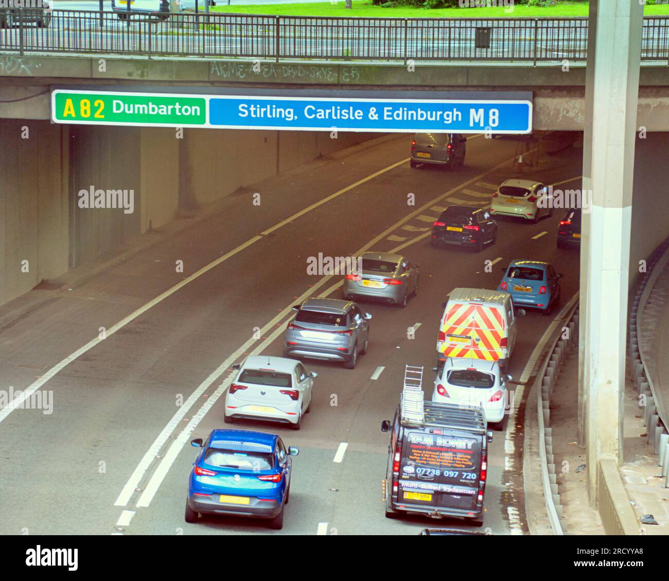 Glasgow, Écosse, Royaume-Uni 17 juillet 2023. UK Météo : temps chaud et humide et une sensation générale de dystopie ont vu les gens prendre les rues de la ville. Sous charing Cross sur la m8 et l'a82 tournez à crédit Gerard Ferry/Alamy Live News Banque D'Images