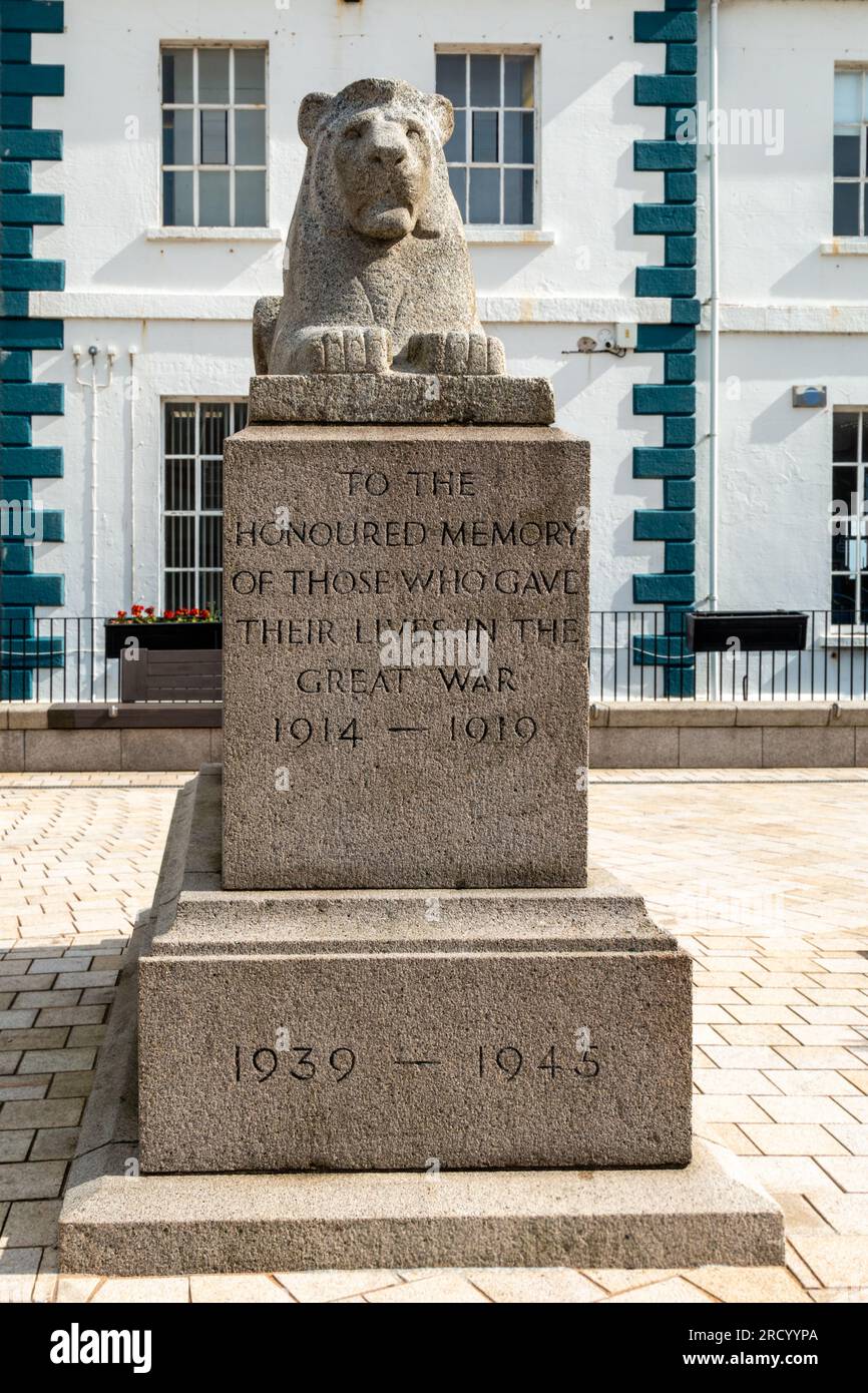 Le mémorial de la première Guerre mondiale et de la Seconde Guerre mondiale sur Central Promenade, Newcastle, Co. Down, Irlande du Nord, Royaume-Uni Banque D'Images
