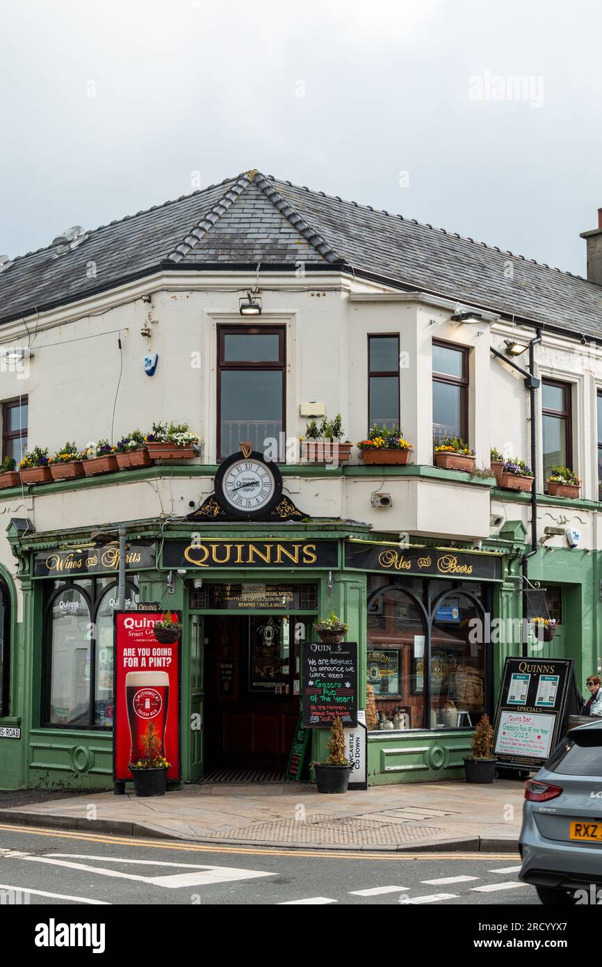 Une vue extérieure du pub Quinns sur la Promenade centrale à Newcastle, Co.Down, Irlande du Nord, Royaume-Uni. Banque D'Images