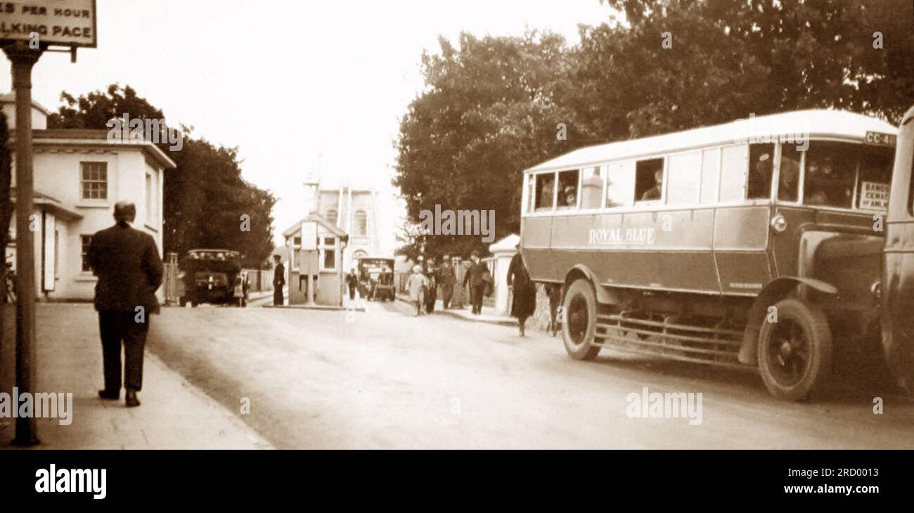 Royal Blue bus attendant les passagers au pont suspendu Menai, Anglesey, pays de Galles, probablement dans les années 1920 Banque D'Images