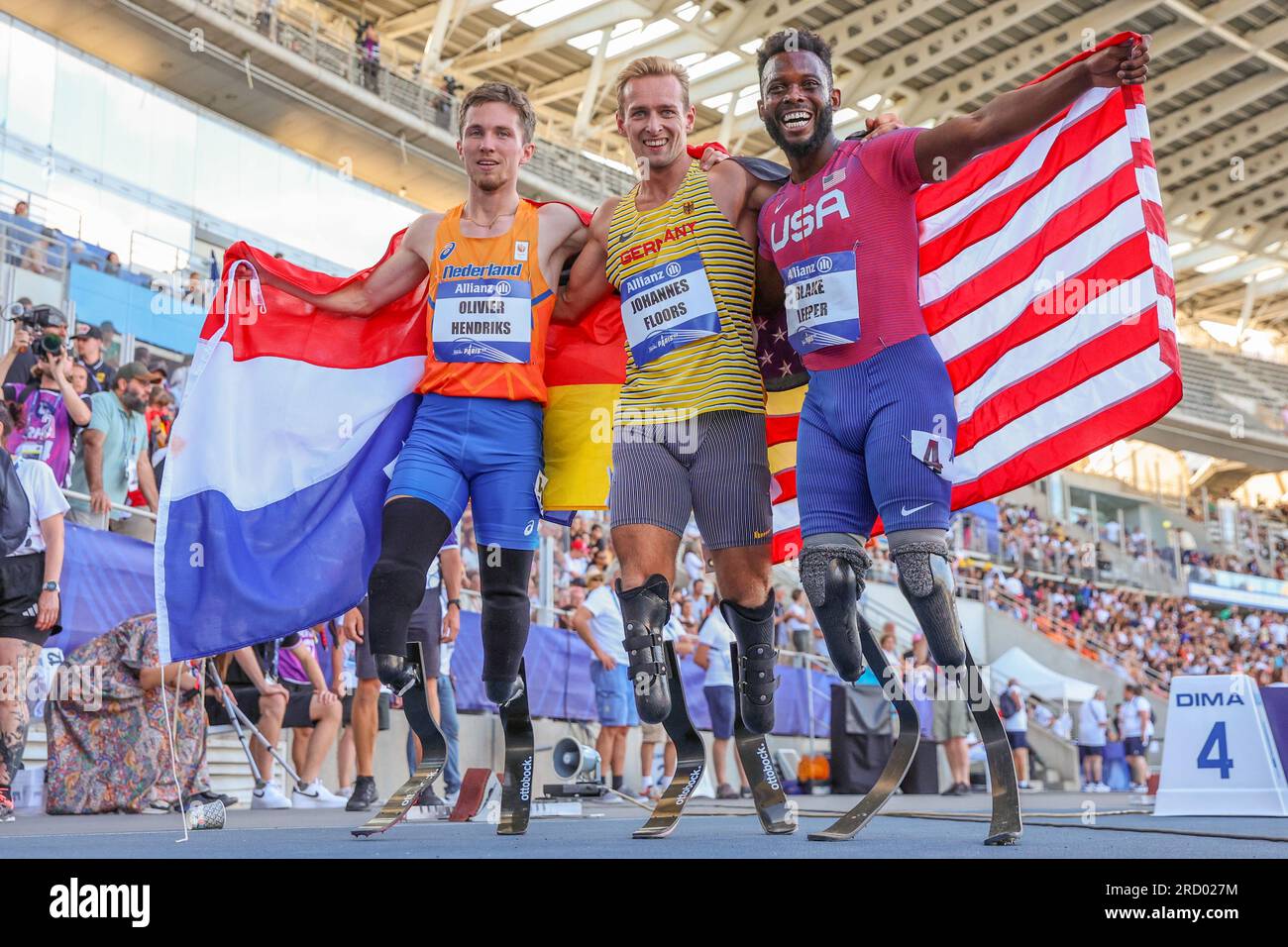 Paris, France. 17 juillet 2023. PARIS, FRANCE - JUILLET 17 : Olivier Hendriks des pays-Bas, Johannes Floors d'Allemagne et Blake Leeper des États-Unis après avoir participé à la finale du 400m T62 masculin le jour 10 des Championnats du monde de para athlétisme Paris 2023 au Stade Charlety le 17 juillet 2023 à Paris, France. (Photo de Marcus Hartmann/Agence BSR) crédit : Agence BSR/Alamy Live News Banque D'Images