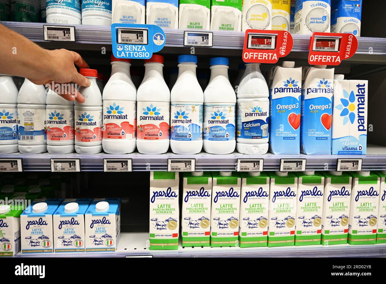 Cartons de lait d'origine italienne dans une épicerie Banque D'Images