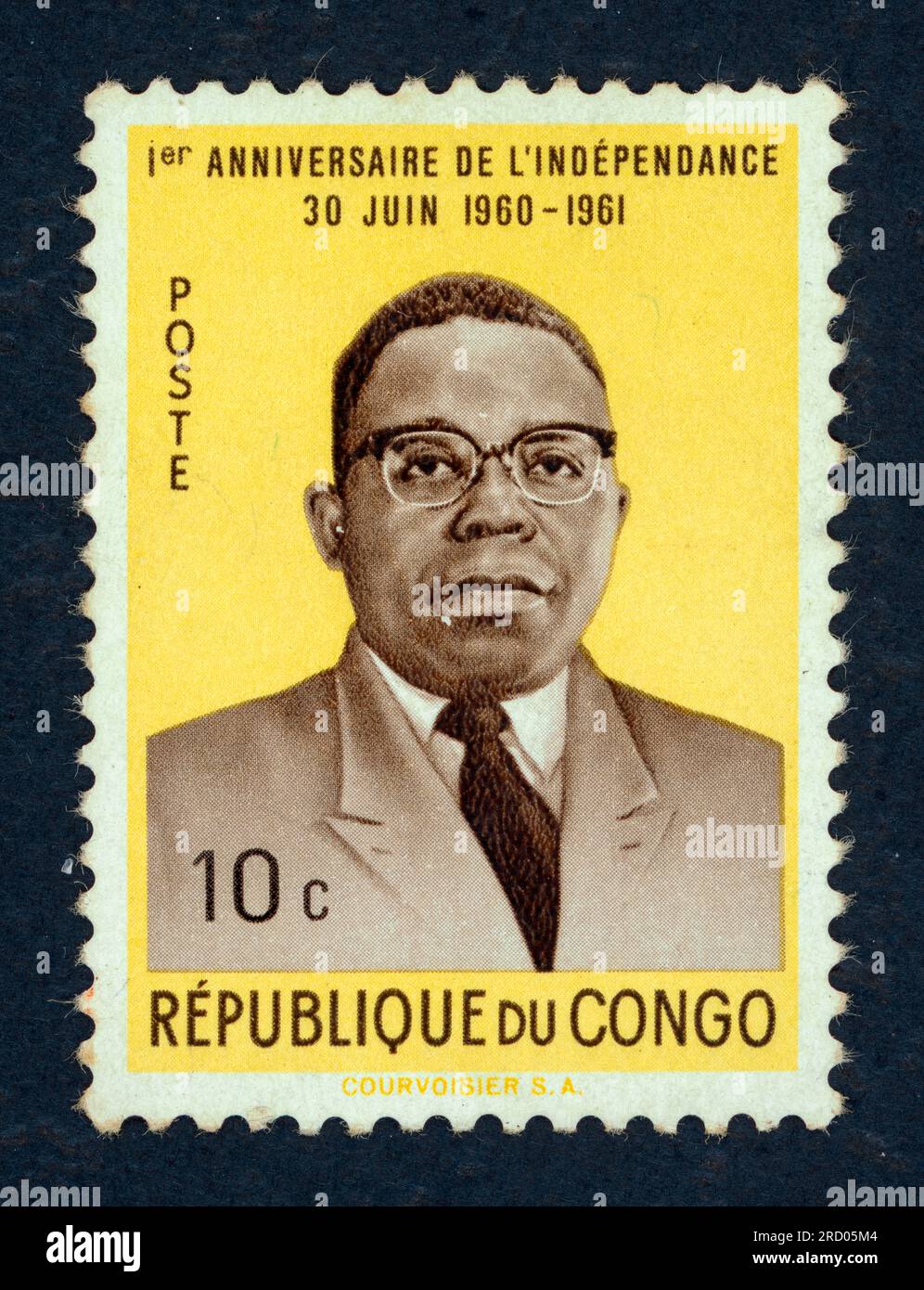 Joseph Kasa-Vubu, ou Joseph Kasavubu, né vers 1915 et mort en 1969, était un homme politique congolais qui fut le premier président de la République démocratique du Congo (alors République du Congo) de 1960 à 1965. Un timbre émis en 1961 en République du Congo à l'occasion du 1er anniversaire de l'indépendance. Valeur faciale : 10 c. Banque D'Images