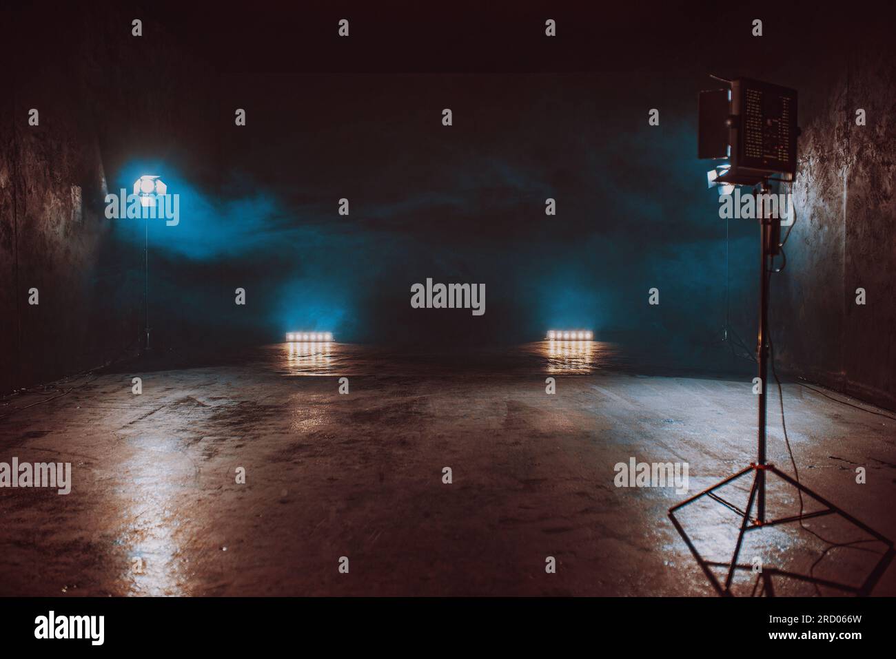 Intérieur sombre de studio de film vidéo avec lumières Banque D'Images