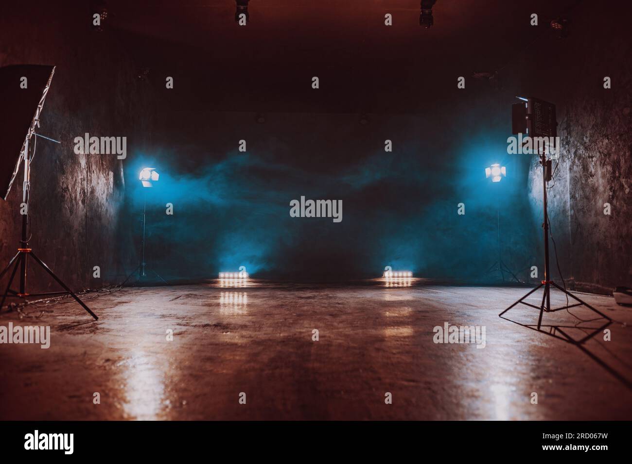 Intérieur sombre de studio de film vidéo avec lumières Banque D'Images