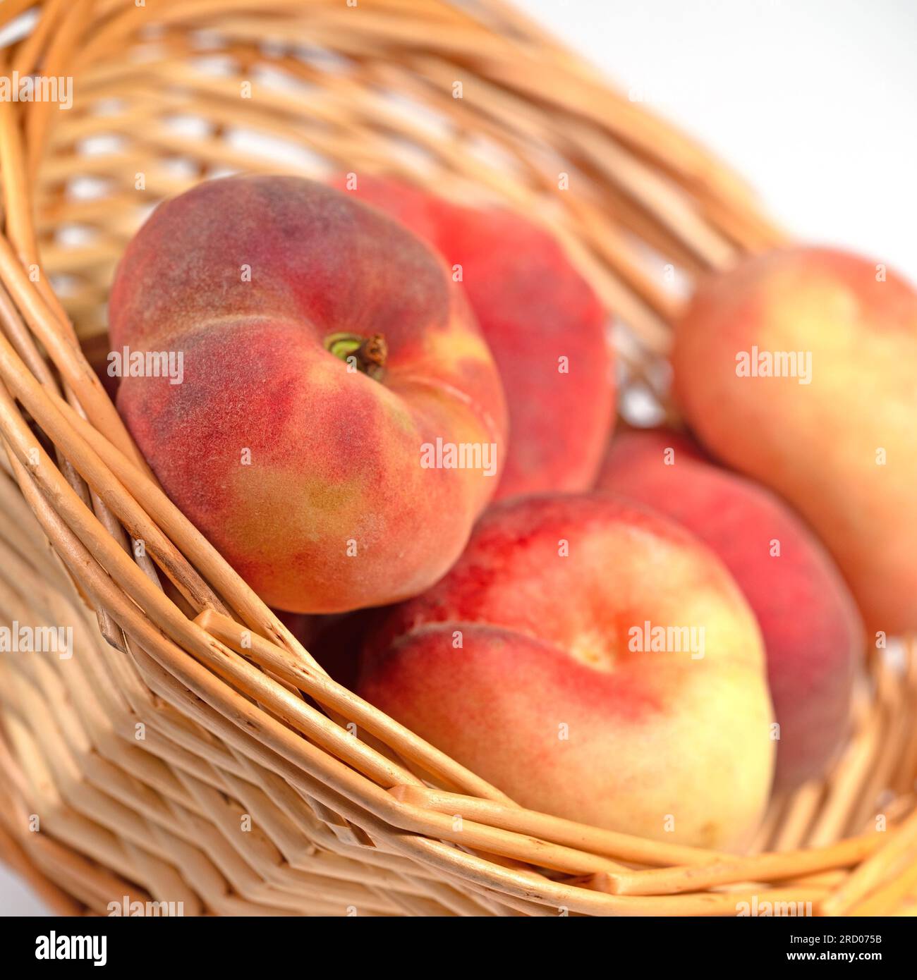 Pêches plates dans un panier Banque D'Images