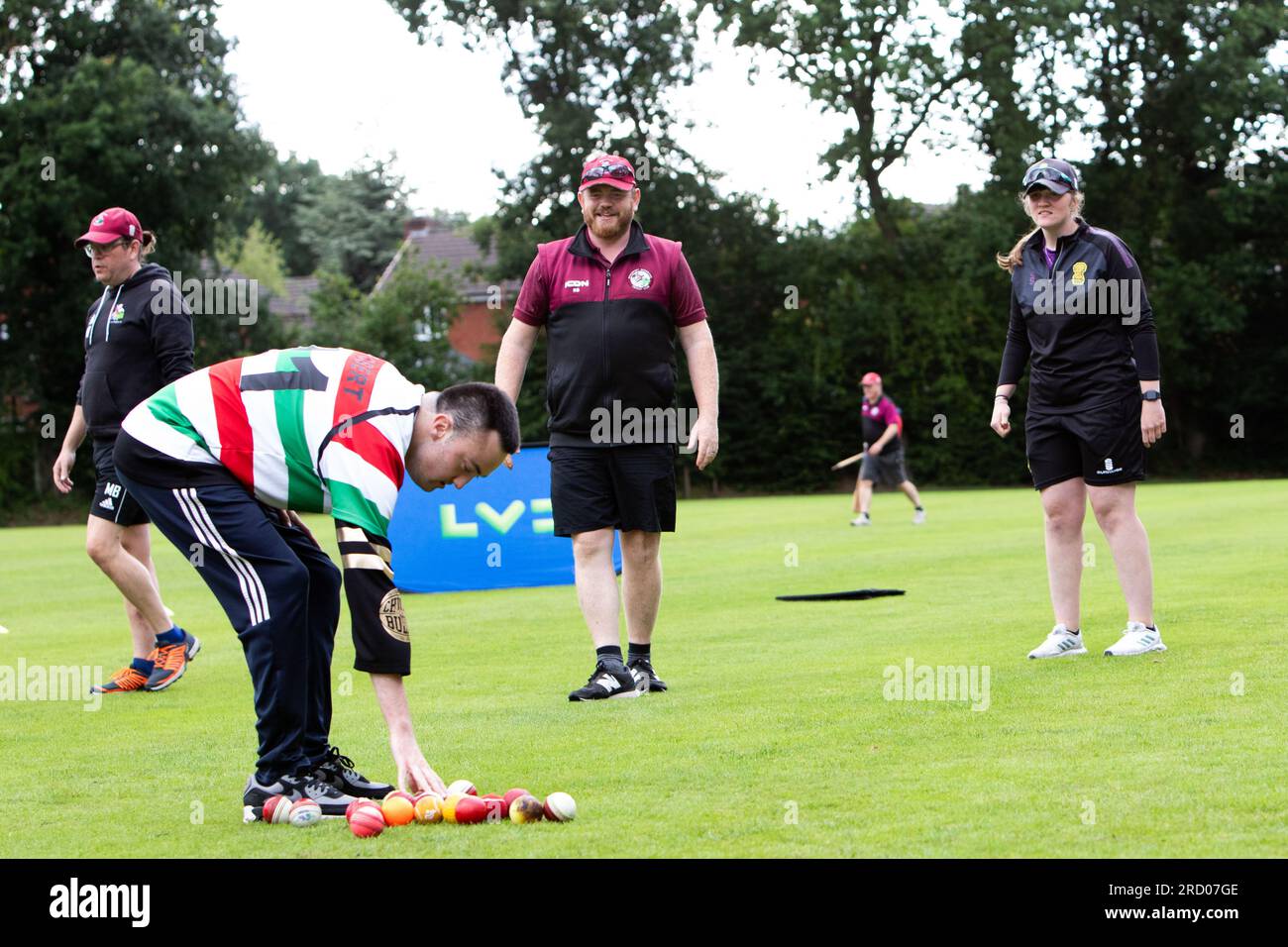 UTILISATION ÉDITORIALE UNIQUEMENT Une session de cricket pour personnes handicapées au Stockport Georgians Cricket Club avant le quatrième match de test LV= Insurance Men's Ashes contre l'Australie au Old Trafford Cricket Ground. Le club recevra un financement de #Funds4Runs, un investissement conjoint de 31 millions entre le conseil de cricket d'Angleterre et du pays de Galles (ECB) et LV= Insurance, pour soutenir les entraîneurs pour les futures sessions de handicap dans le Lancashire. Date de la photo : lundi 17 juillet 2023. Banque D'Images