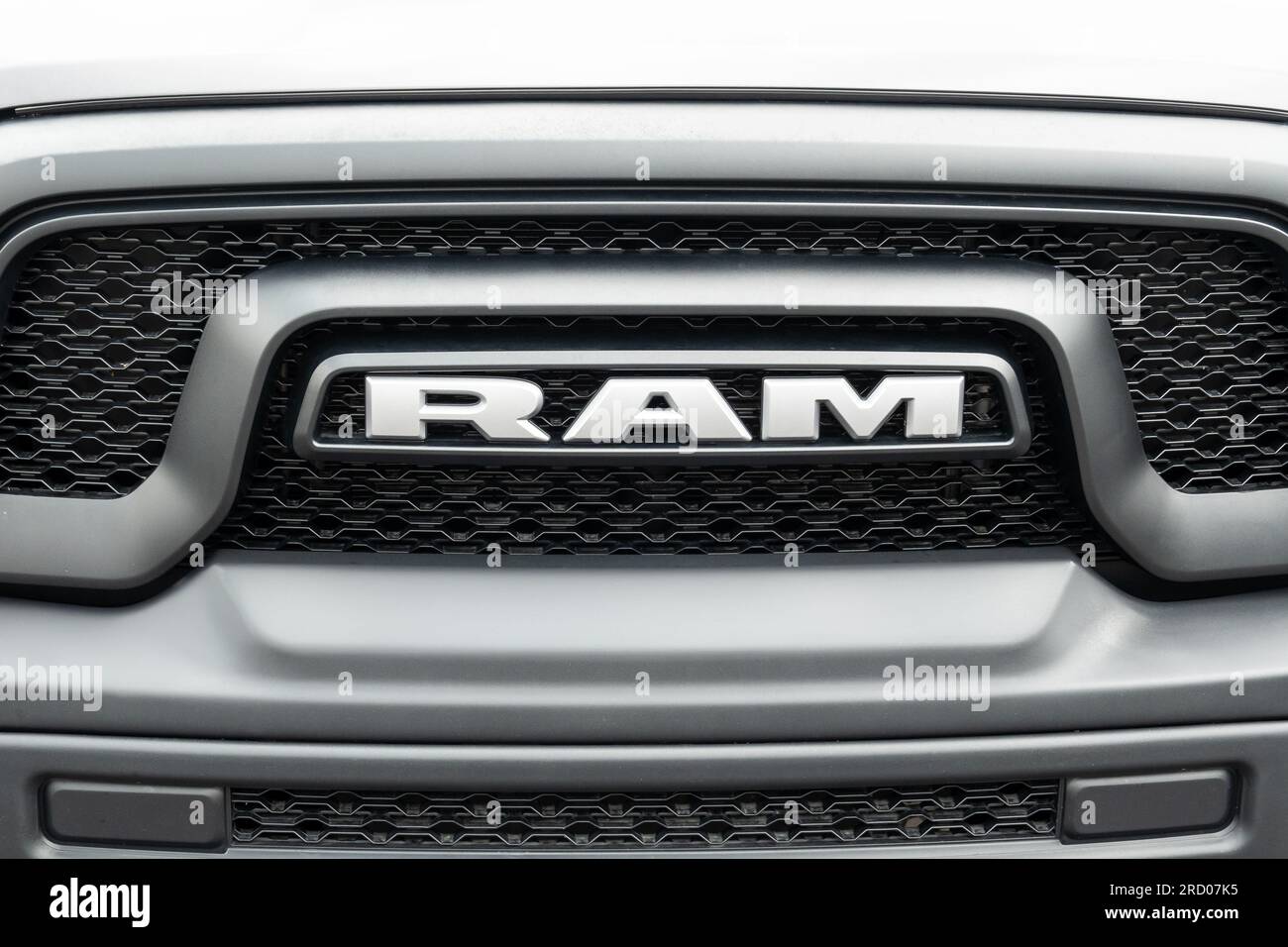 STILLWATER, Minnesota, États-Unis - 16 JUILLET 2023 : gros plan de l'emblème Dodge RAM et logo de la marque. Banque D'Images