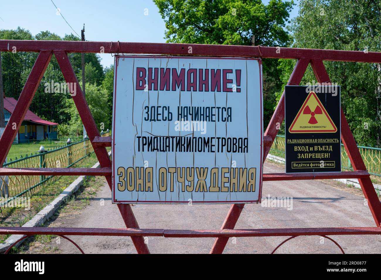 Un panneau de danger d'interdiction de rayonnement à l'entrée de la zone d'exclusion de trente kilomètres au Bélarus Banque D'Images