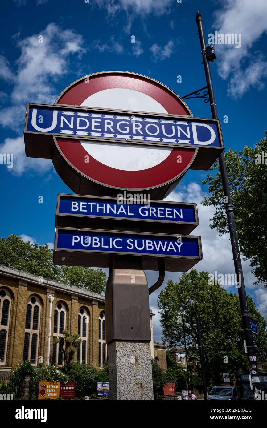 Entrée de la station de métro Bethnal Green. Station de métro de Londres sur la Central Line. Ouvert en 1946 après avoir été utilisé comme abri raid aérien WW2. Banque D'Images