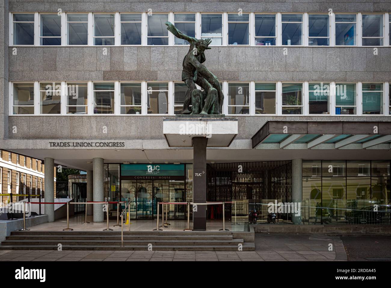 Siège du Congrès des syndicats Londres, TUC Siège social Londres sur Great Russell St Holborn Londres. La Maison du Congrès a été ouverte en 1958, statue de Joseph Epstein. Banque D'Images