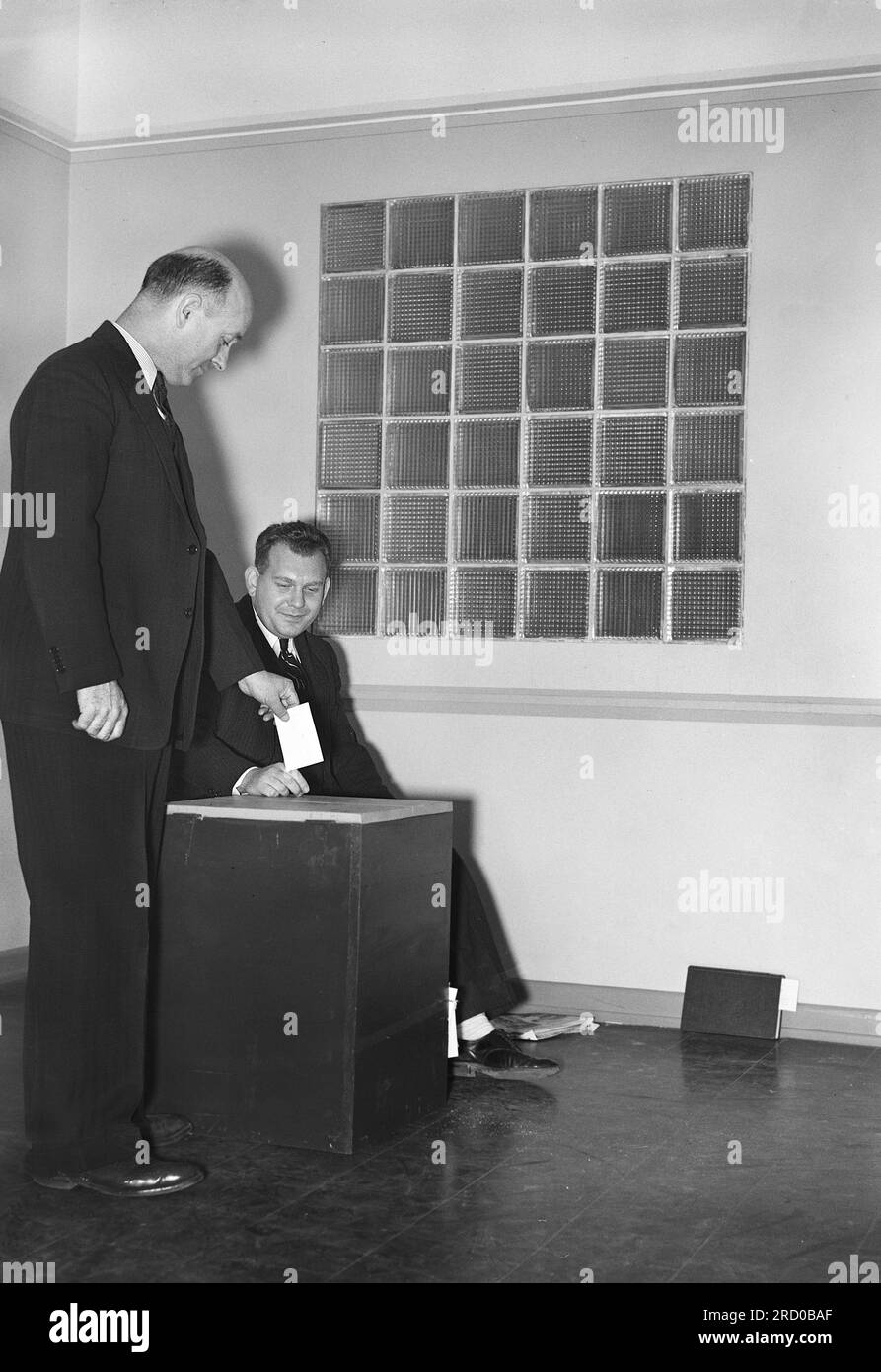 Homme votant dans l'élection communautaire, Greenbelt, Maryland, USA, Arthur Rothstein, ÉTATS-UNIS Farm Security Administration, novembre 1937 Banque D'Images Homme votant dans l'élection communautaire, Greenbelt, Maryland, USA, Arthur Rothstein, ÉTATS-UNIS Farm Security Administration, novembre 1937 Banque D'Images