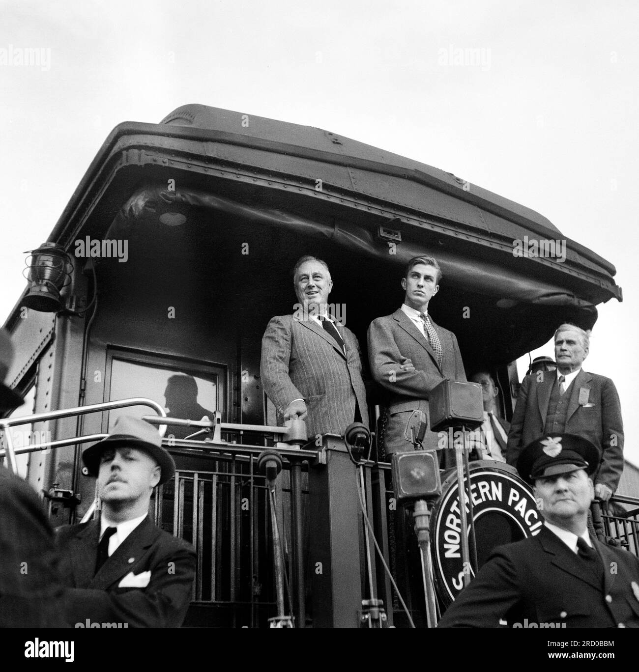 ÉTATS-UNIS Président Franklin Roosevelt avec son fils Franklin Delano Roosevelt, Jr., en parlant de l'arrière du train pendant l'inspection de sécheresse, Bismarck, Dakota du Nord, USA, Arthur Rothstein, Farm Security Administration, août 1936 Banque D'Images