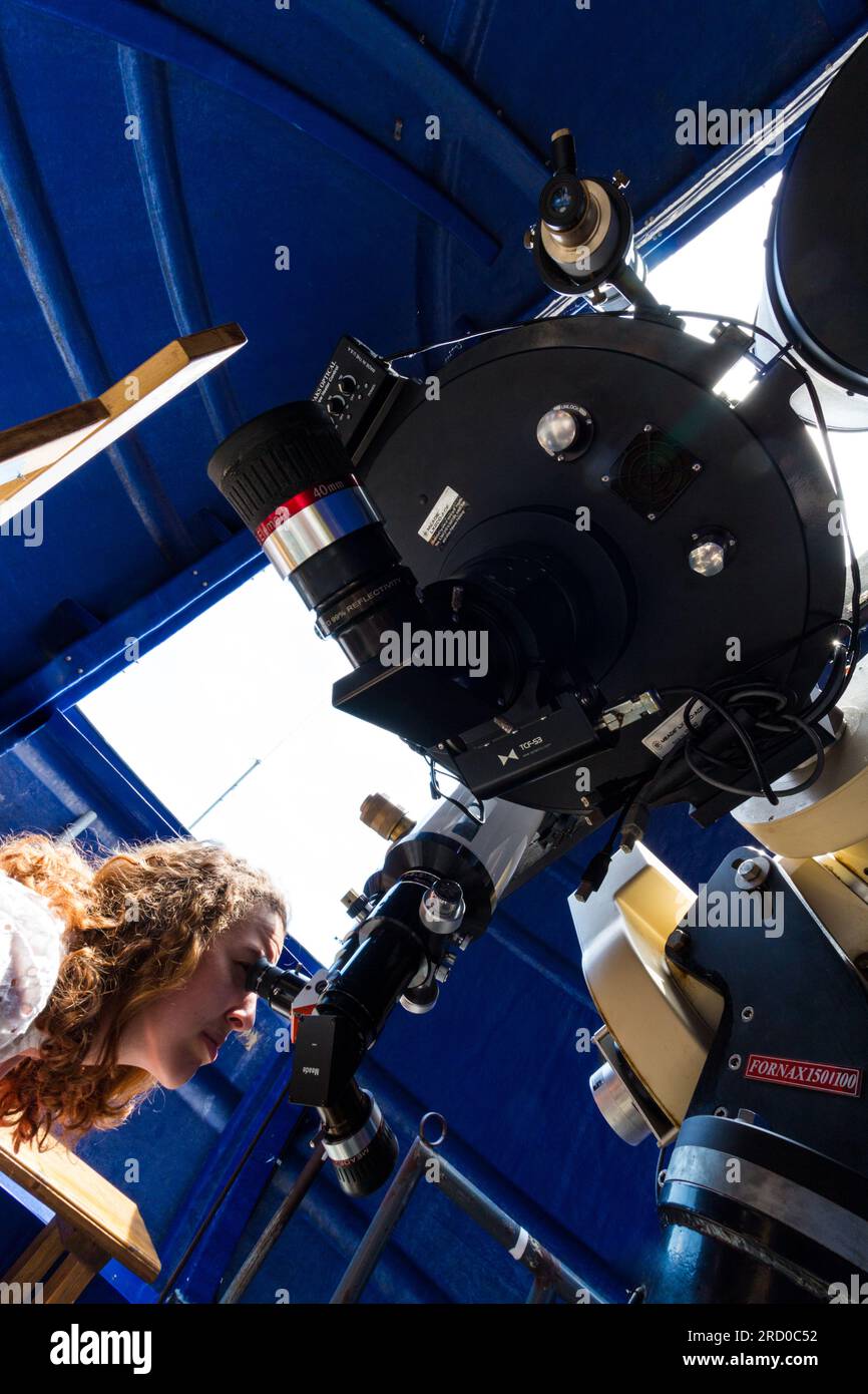 Femme observant le soleil avec le télescope solaire Lunt LS100THa/B1800, Pannon Csillagda, Bakonybel, Hongrie Banque D'Images