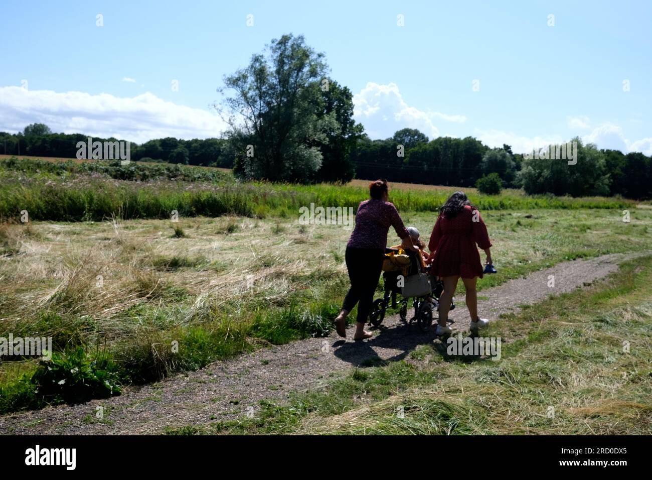 femme handicapée en fauteuil roulant avec soignants, fordwich campagne, ville de canterbury, kent, royaume-uni juillet 17 2023 Banque D'Images