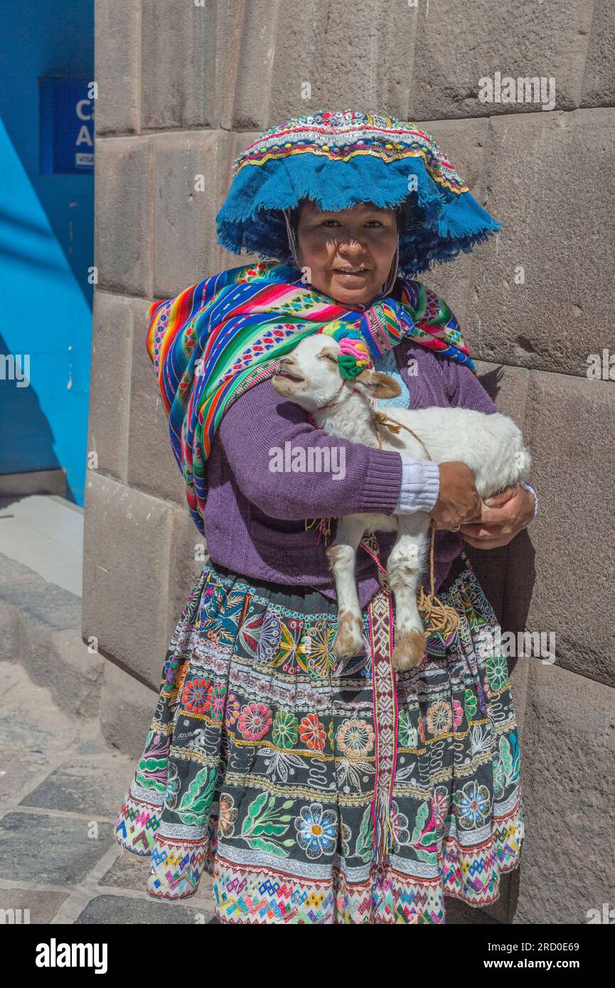 Femme avec alpaga à Lima, Pérou Banque D'Images